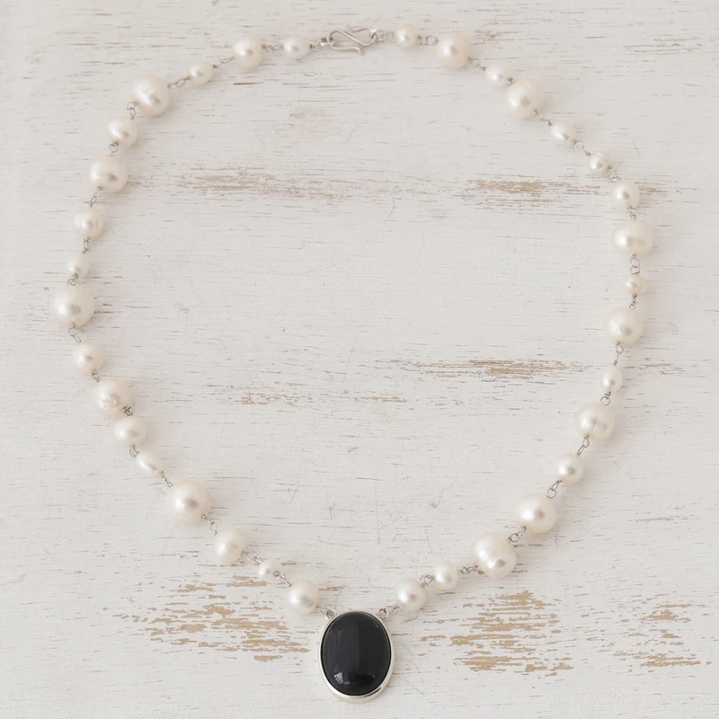 Halskette mit weißen Zuchtperlen und schwarzem Onyx, 925er Sterlingsilber, zarte Halskette, böhmischer Schmuck, Geschenk für Mama und Sie