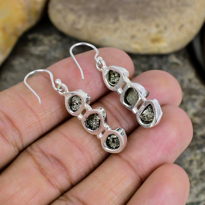 Roh-Pyrit Hängeohrringe Handgefertigter Silberschmuck Einzigartiges minimalistisches Geschenk Boho Chic Naturstein Sterling Silber