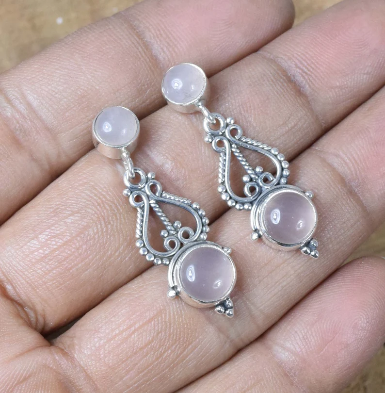 Ohrstecker aus rosa Rosenquarz, 925er Sterlingsilber, Edelstein, handgefertigt, Rosen-Ohrring, Designer-Ohrring, Geschenk für sie, Schmuck mit zwei Steinen