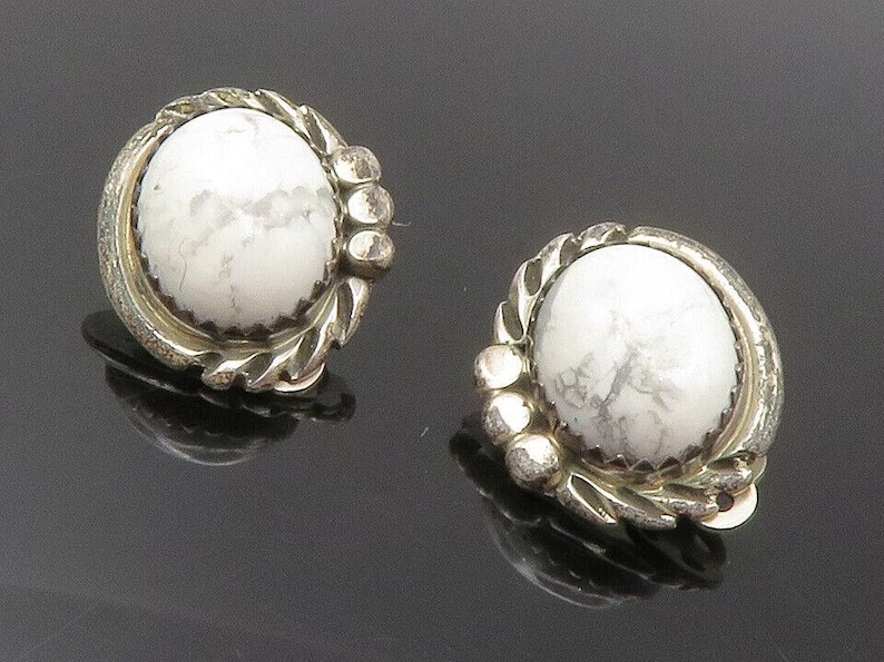 Ohrstecker aus 925er Sterlingsilber mit echtem, natürlichem weißem Howlith, zarte Ohrstecker im Boho-Stil, Geburtstagsgeschenk, Marmor-Ohrstecker, Edelstein-Ohrstecker, Geschenk für sie und Mama