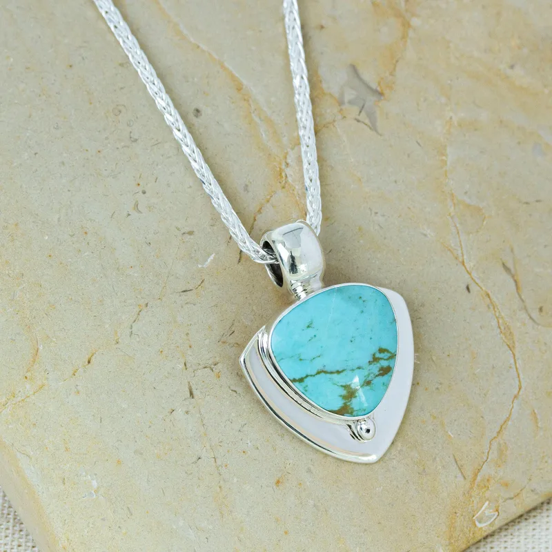 Pyramide der Freundschaft Moderne Halskette aus Sterlingsilber und Naturtürkis 925 Sterling Silber Anhänger Halskette Zarte Halskette Perfektes Muttertagsgeschenk Böhmischer Schmuck Geschenk für Sie