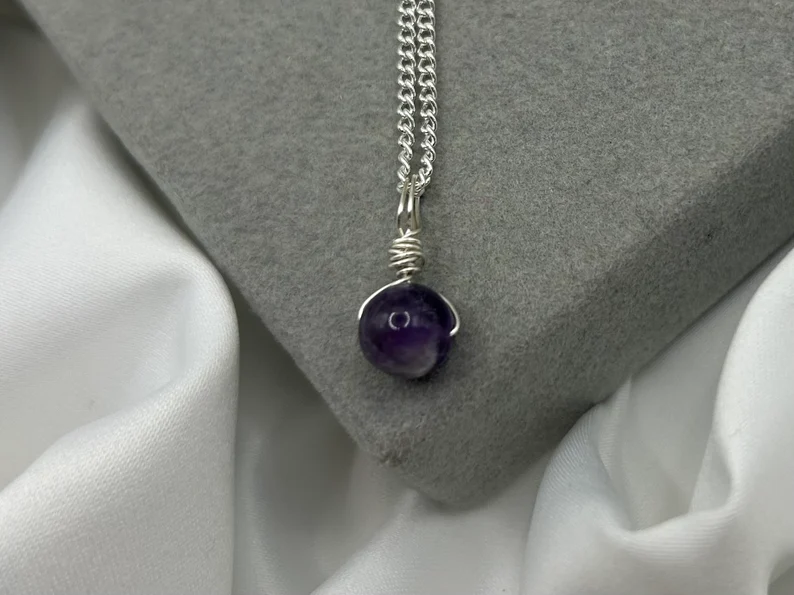 Amethyst Silber Heilkristall Halsketten Naturstein Drahtgewickelter Edelstein Zierlicher Anhänger Handgemachter Schmuck Bestseller Geschenke