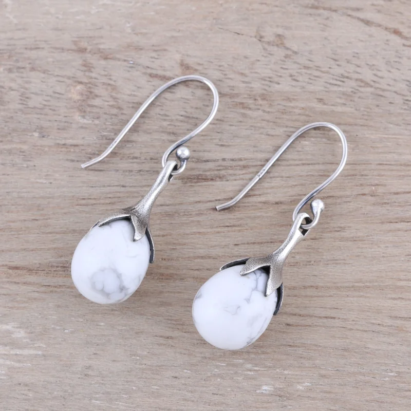 Echte Howlith- und Sterlingsilber-Tropfenohrringe aus Indien, handgefertigte Edelstein-Silberohrringe, Alltagsschmuck, Geschenk für sie