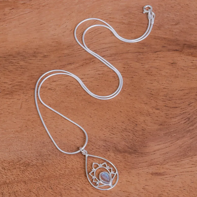 Halskette mit Anhänger aus Labradorit und Sterlingsilber „Sense of Calm“, zarter Boho-Labradorit-Schmuck als Geschenk für sie