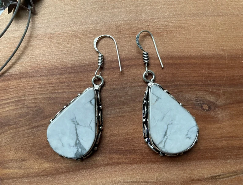 Natürliche Howlith-Ohrhänger aus Sterlingsilber, handgefertigte Edelstein-Silberohrringe aus Indien, Alltagsschmuck, Geschenk für sie