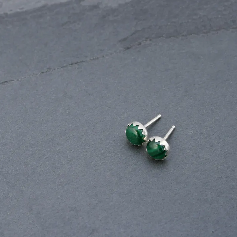 Handgefertigte winzige Malachit runde Edelstein-Ohrstecker aus 925er Sterlingsilber Designer-Ohrstecker Geburtsstein für den Monat April Handgemachter Schmuck Geschenk für Sie