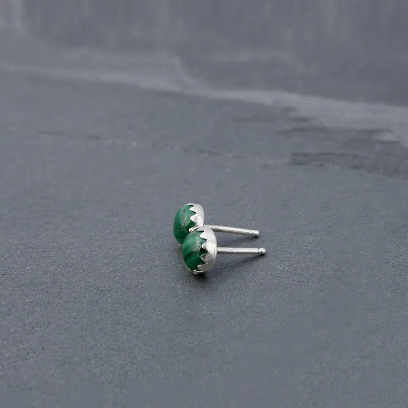 Handgefertigte winzige Malachit runde Edelstein-Ohrstecker aus 925er Sterlingsilber Designer-Ohrstecker Geburtsstein für den Monat April Handgemachter Schmuck Geschenk für Sie
