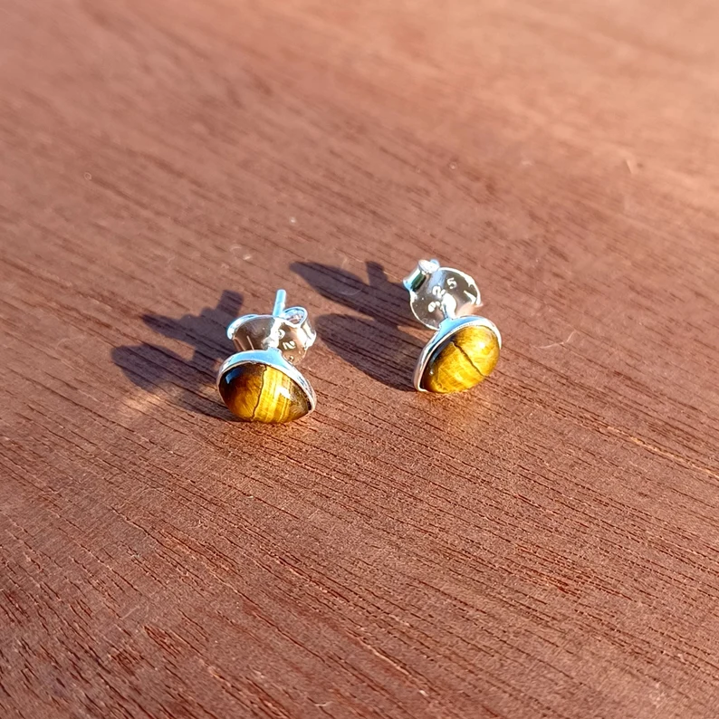 Ohrstecker aus Sterlingsilber mit Tigerauge, kleine Ohrstecker mit Halbedelsteinen, Ohrstecker im Antikstil, Geschenk für Sie, zierliche Ohrstecker