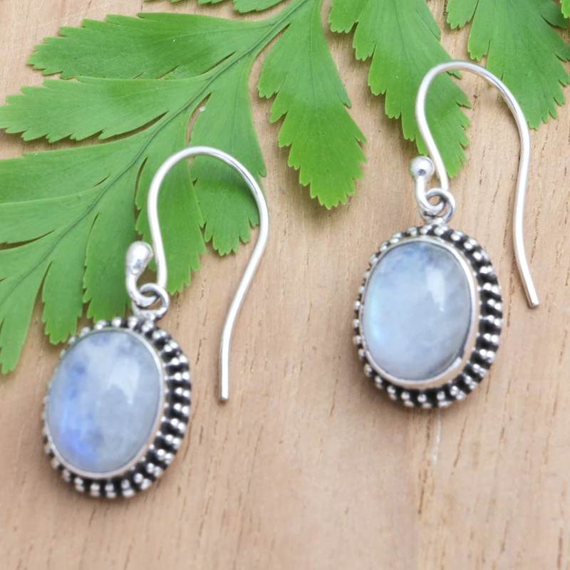Ohrringe aus natürlichem Regenbogen-Mondstein-Cabochon, 925er Sterlingsilber, baumelnde Ohrringe, handgefertigte Edelstein-Ohrringe, Geburtstagsgeschenk für sie