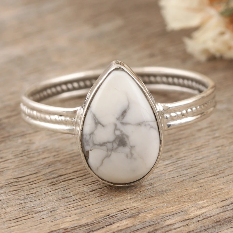 Handgefertigter Cocktailring aus Sterlingsilber mit Howlith-Edelstein Weißer Steinring Handgemachter Damenring Edelsteinring Geschenk für Sie