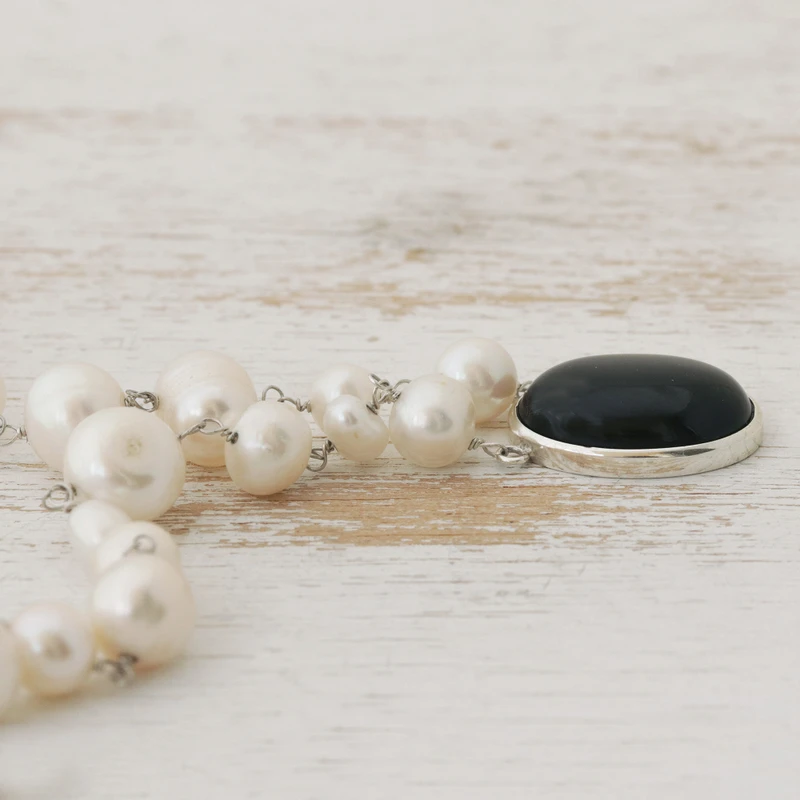 Halskette mit weißen Zuchtperlen und schwarzem Onyx, 925er Sterlingsilber, zarte Halskette, böhmischer Schmuck, Geschenk für Mama und Sie