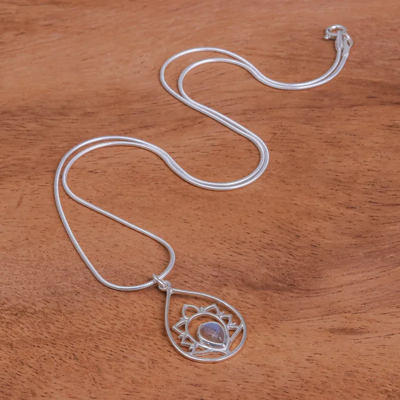 Halskette mit Anhänger aus Labradorit und Sterlingsilber „Sense of Calm“, zarter Boho-Labradorit-Schmuck als Geschenk für sie