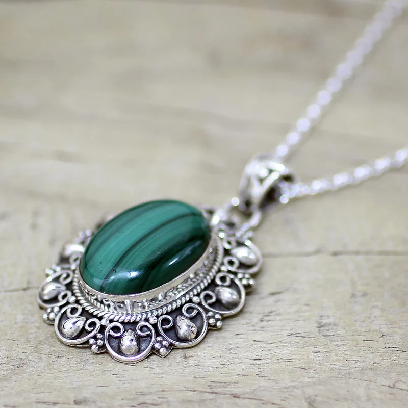 Halskette mit Malachit- und 925er Sterlingsilber-Anhänger, handgefertigter böhmischer Schmuck, Geschenk für Mama & Sie