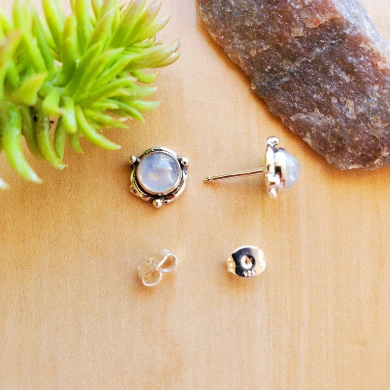 Zierliche Regenbogen-Mondstein Ohrstecker 925 Sterling Silber Regenbogen-Mondstein Schmuck Heilende Ohrringe Böhmische Ohrringe