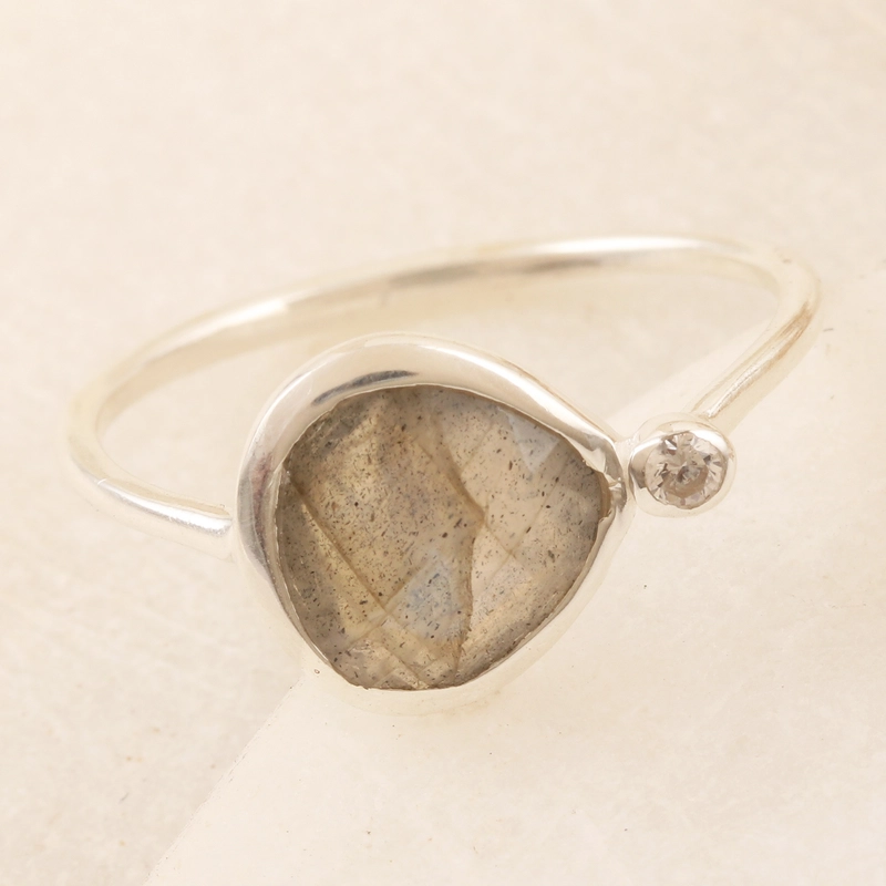 Handgefertigter, kunsthandwerklich gefertigter Cocktailring aus Labradorit und Sterlingsilber, 925er Sterlingsilber, Geschenk für Sie