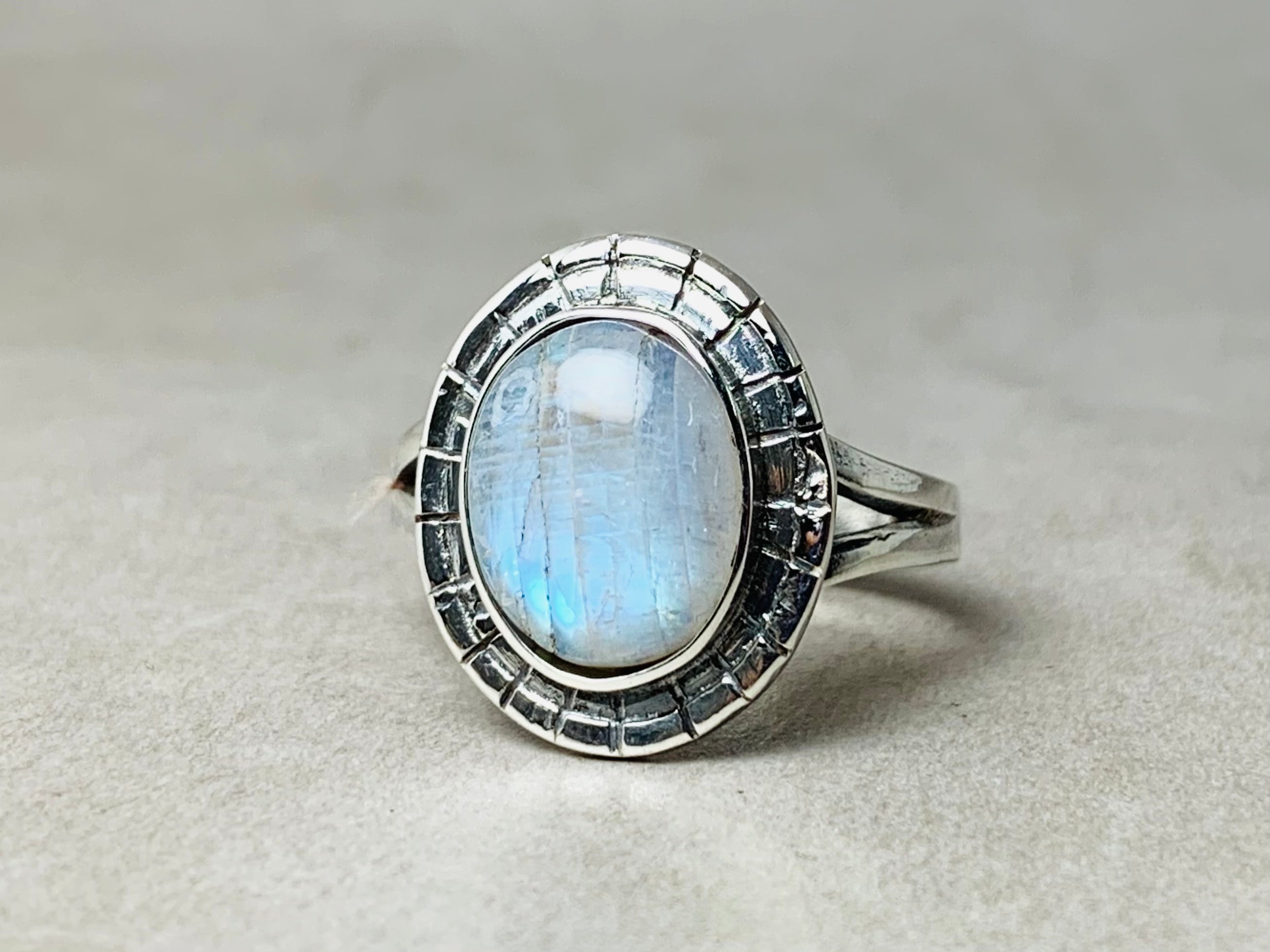 Regenbogen-Mondstein-Ring 925 Sterling Silber Ring Handgefertigter ovaler Edelstein Juni Geburtsstein Damenring