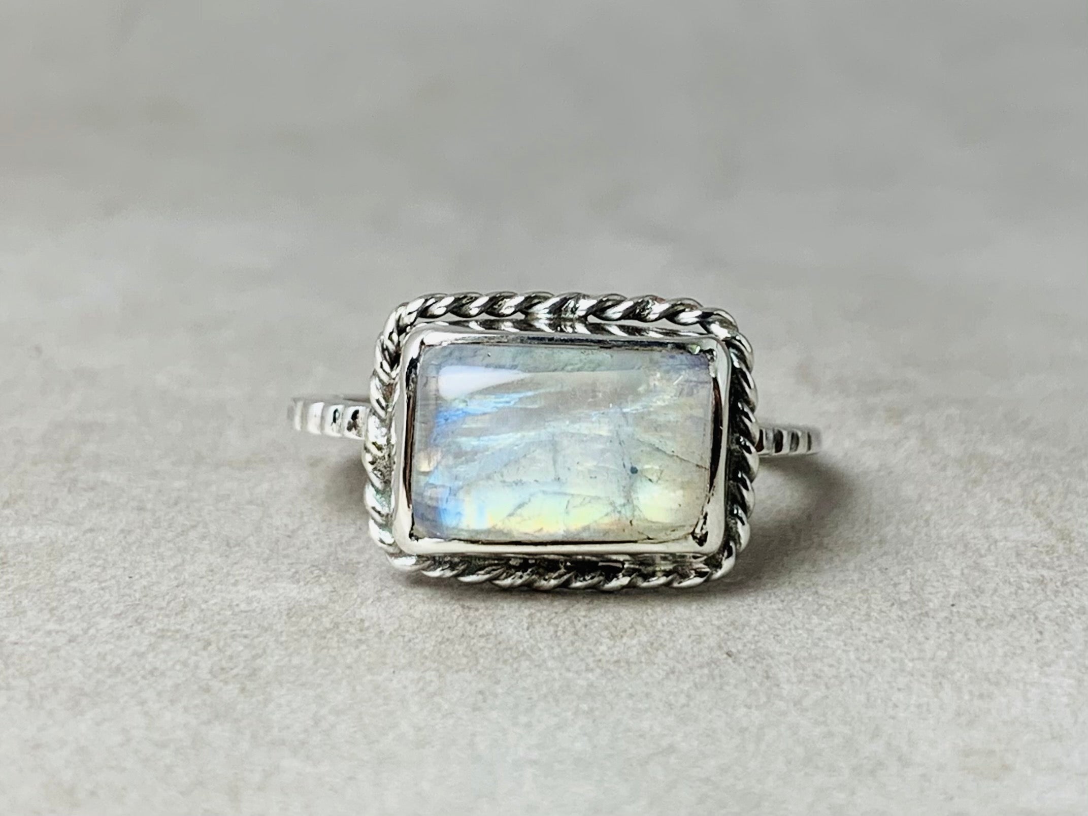 Rechteckiger Regenbogen-Mondstein 925 Silberring Edelsteinring Blauer Feuer-Mondstein Geburtssteinring Geschenk für Sie