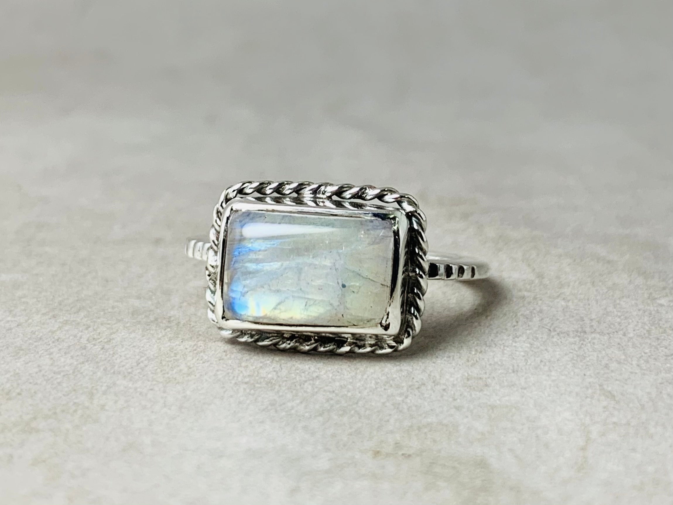 Rechteckiger Regenbogen-Mondstein 925 Silberring Edelsteinring Blauer Feuer-Mondstein Geburtssteinring Geschenk für Sie