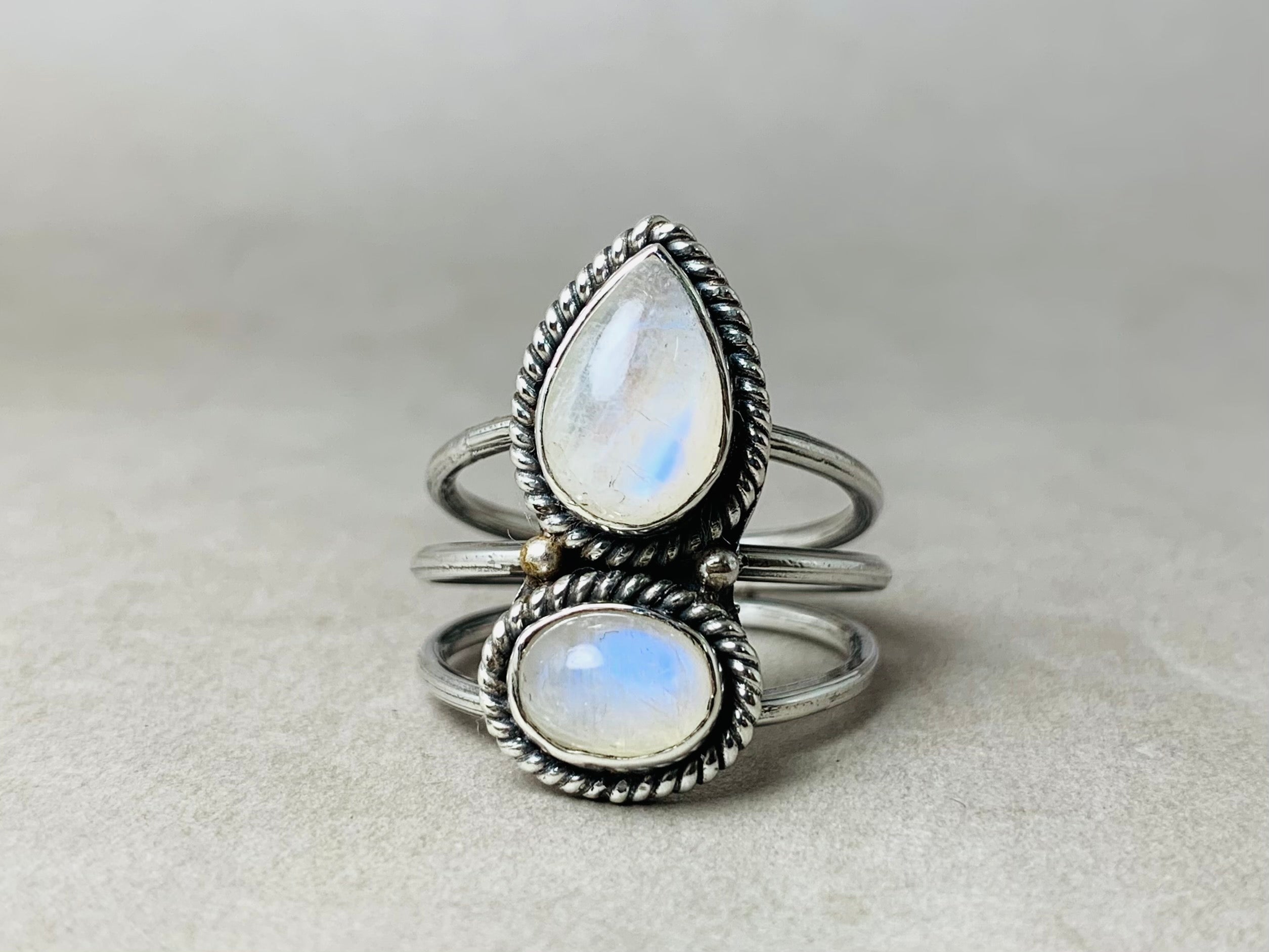 Doppel-Regenbogen-Mondsteinring 925 Silberring Tropfen & Oval Edelsteinring Juni Geburtssteinring für Frauen