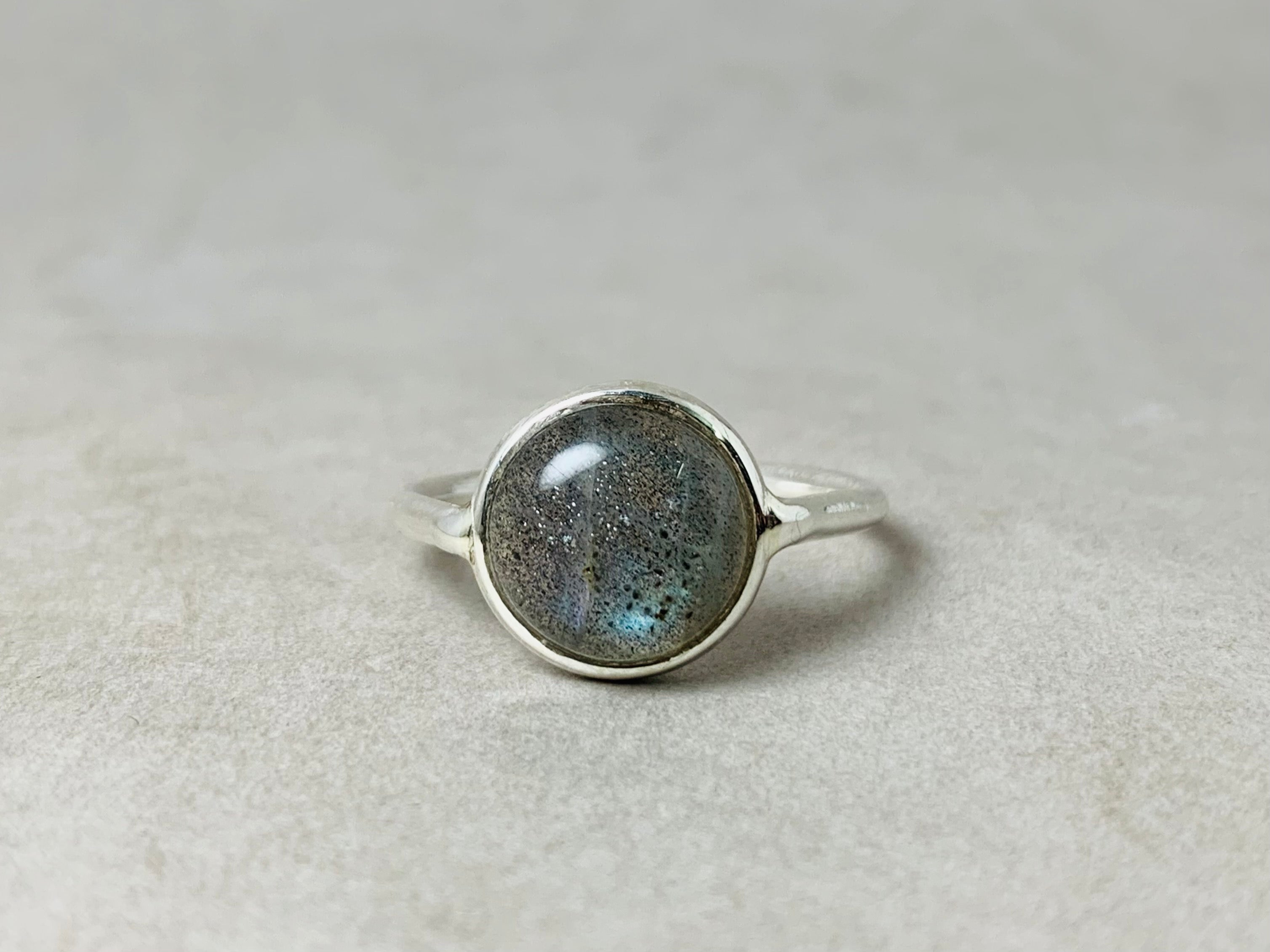 Echter runder Labradorit-Ring 925 Silber Ring Blauer Feuer Edelstein Ring Stapelring Natürlicher Labradorit-Ring für Frauen