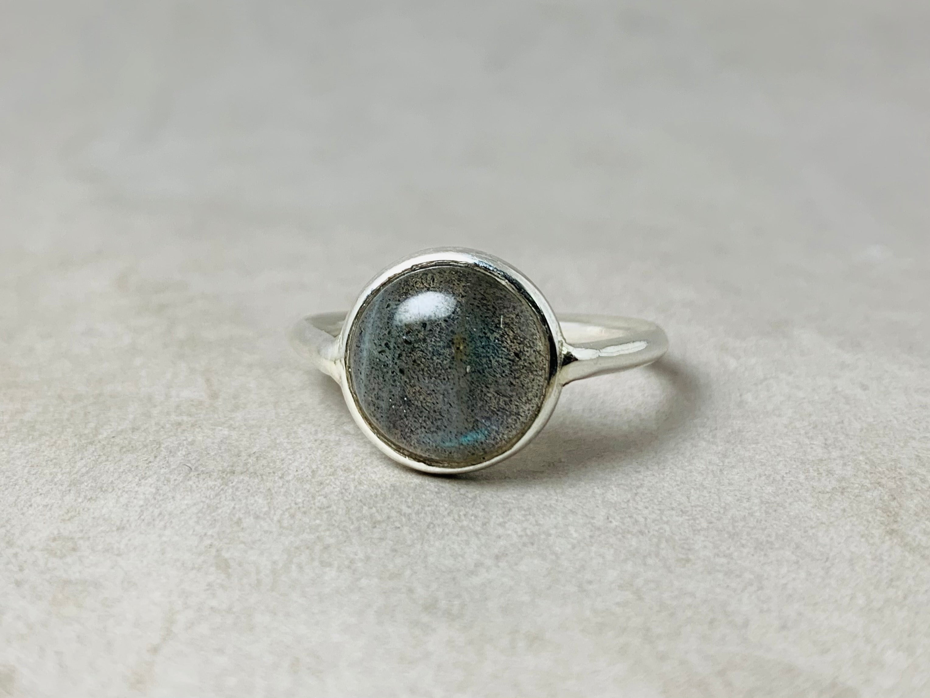 Echter runder Labradorit-Ring 925 Silber Ring Blauer Feuer Edelstein Ring Stapelring Natürlicher Labradorit-Ring für Frauen