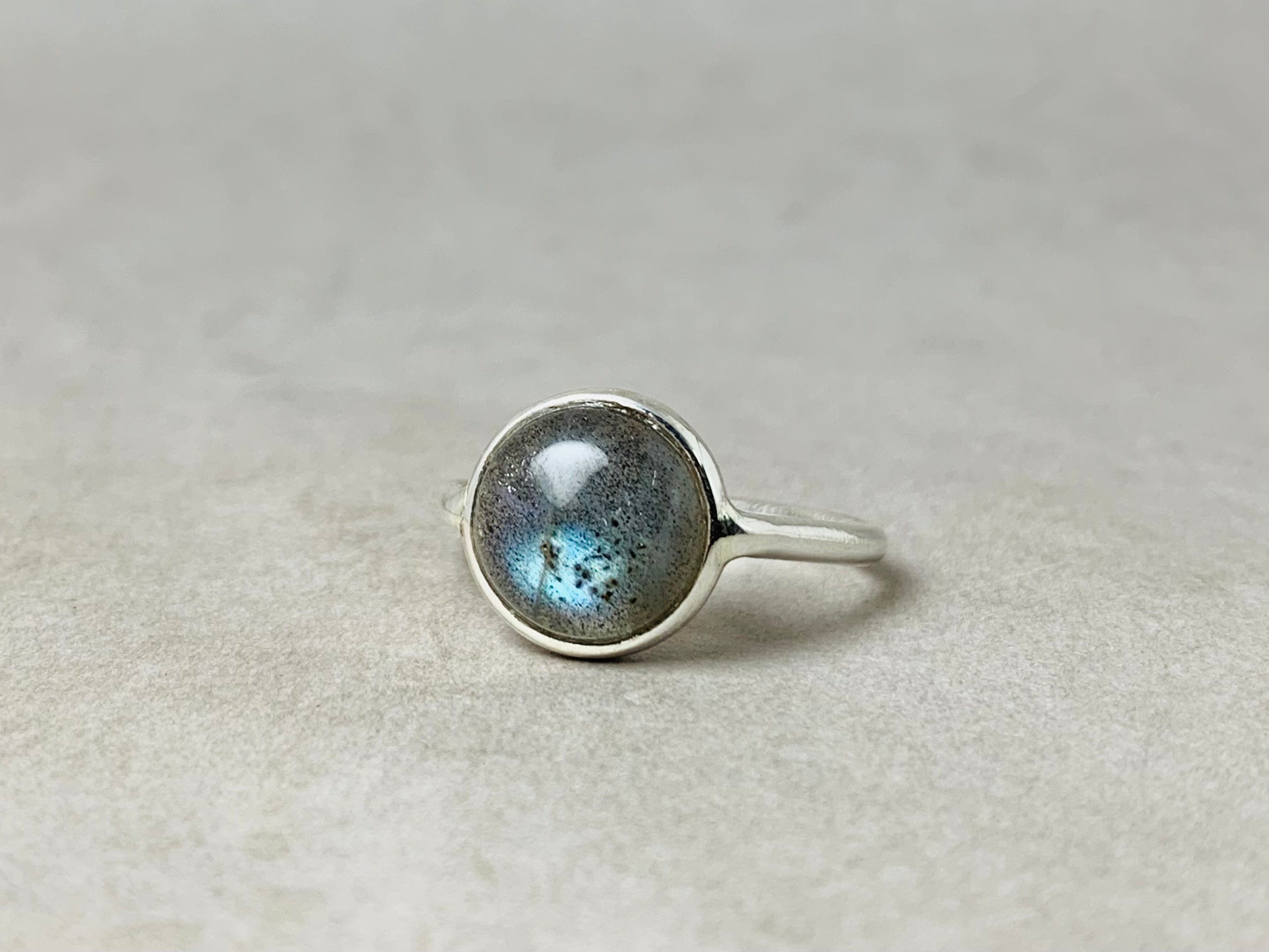 Echter runder Labradorit-Ring 925 Silber Ring Blauer Feuer Edelstein Ring Stapelring Natürlicher Labradorit-Ring für Frauen