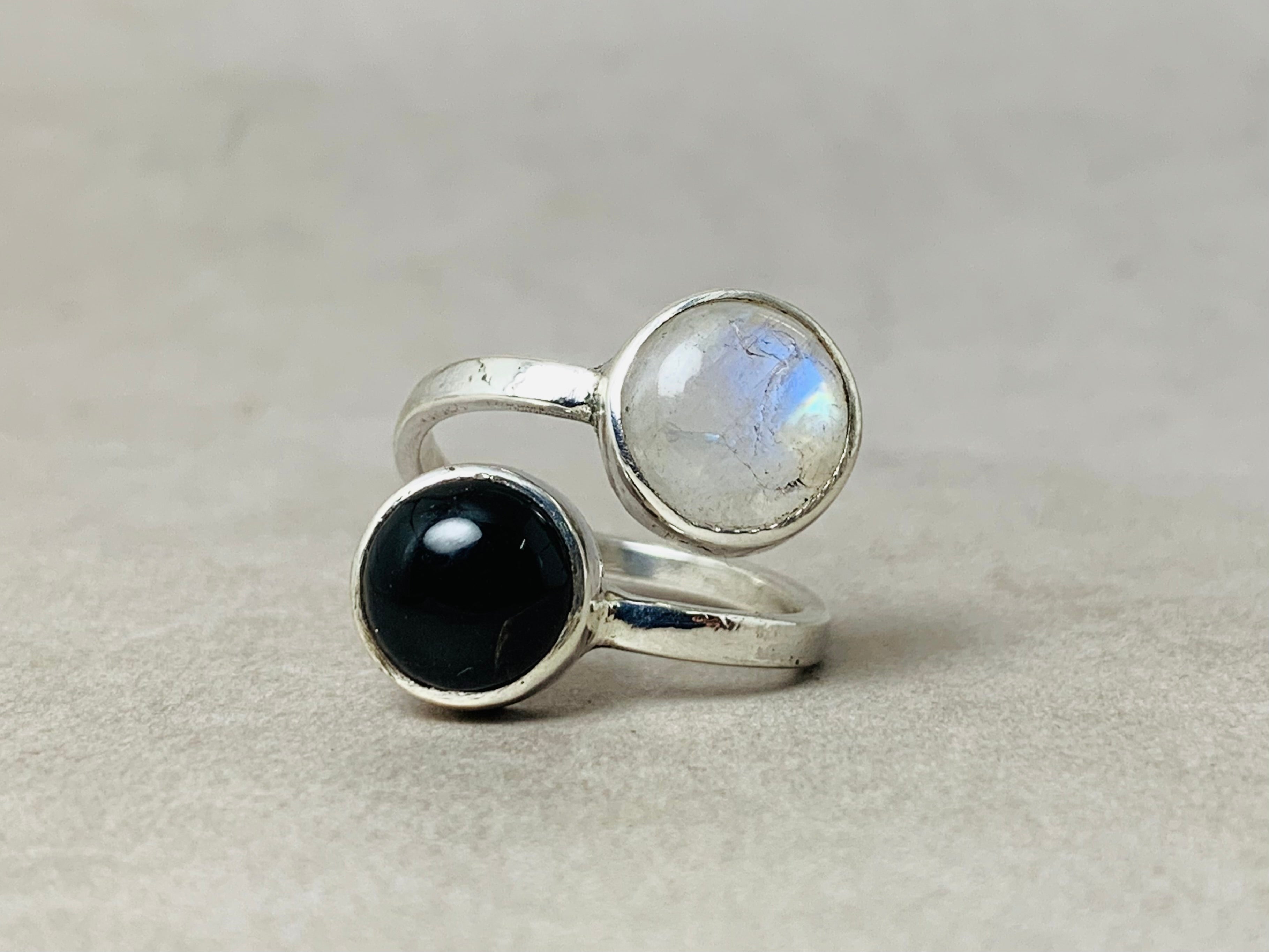 Schwarzer Onyx- und Mondsteinring aus 925er Sterlingsilber, handgemachter Edelsteinring, perfektes Geschenk für sie