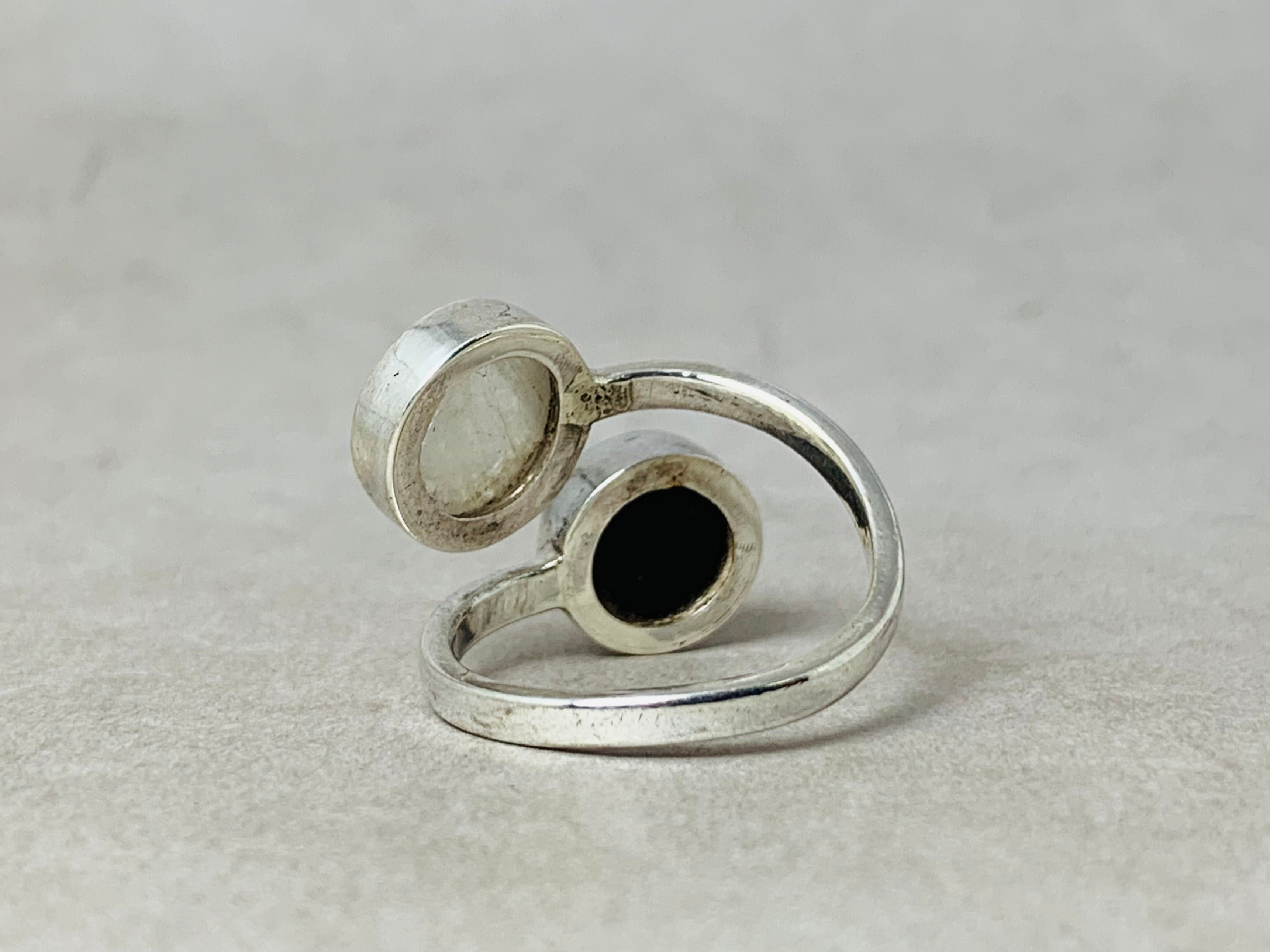 Schwarzer Onyx- und Mondsteinring aus 925er Sterlingsilber, handgemachter Edelsteinring, perfektes Geschenk für sie