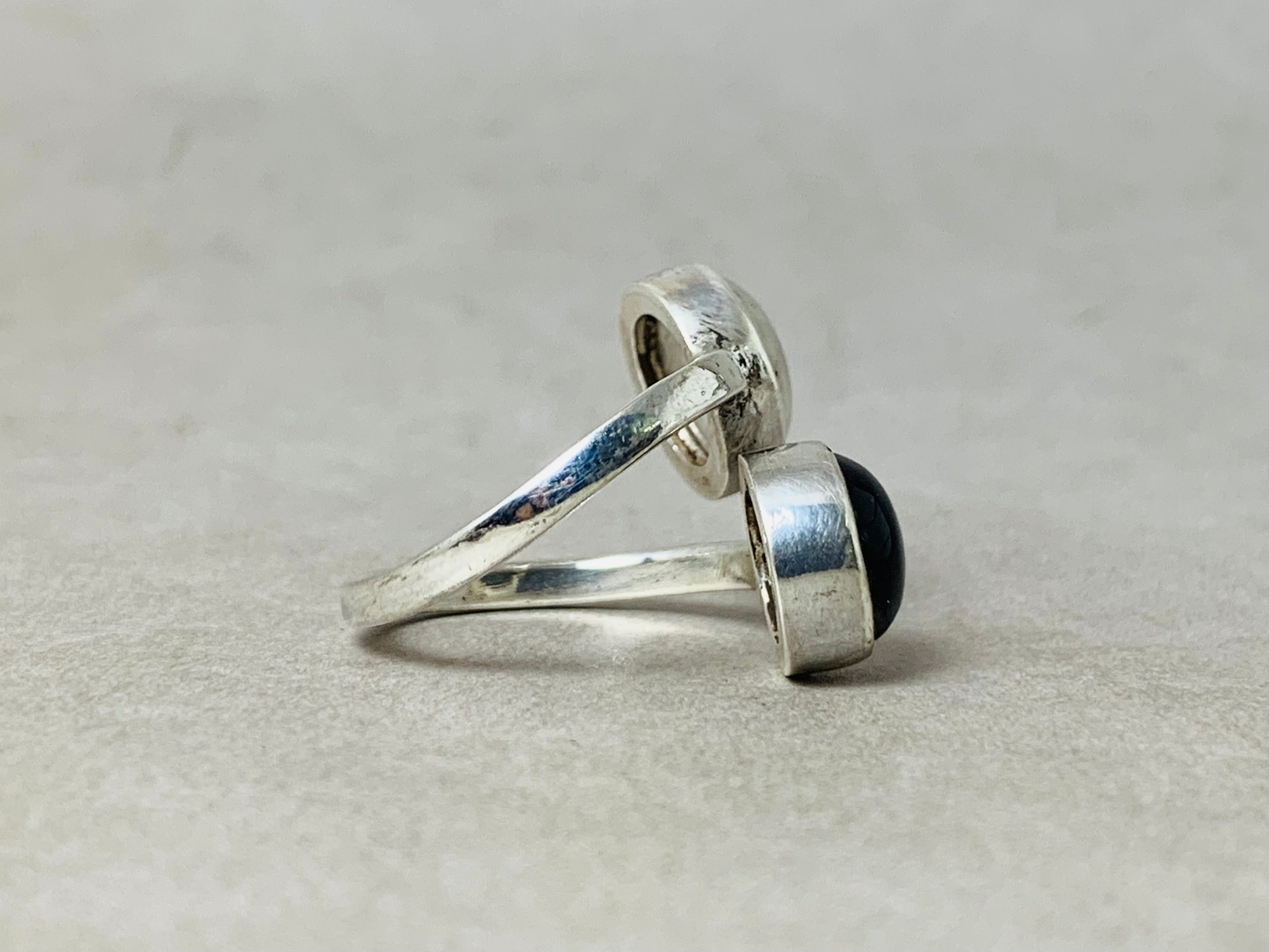 Schwarzer Onyx- und Mondsteinring aus 925er Sterlingsilber, handgemachter Edelsteinring, perfektes Geschenk für sie