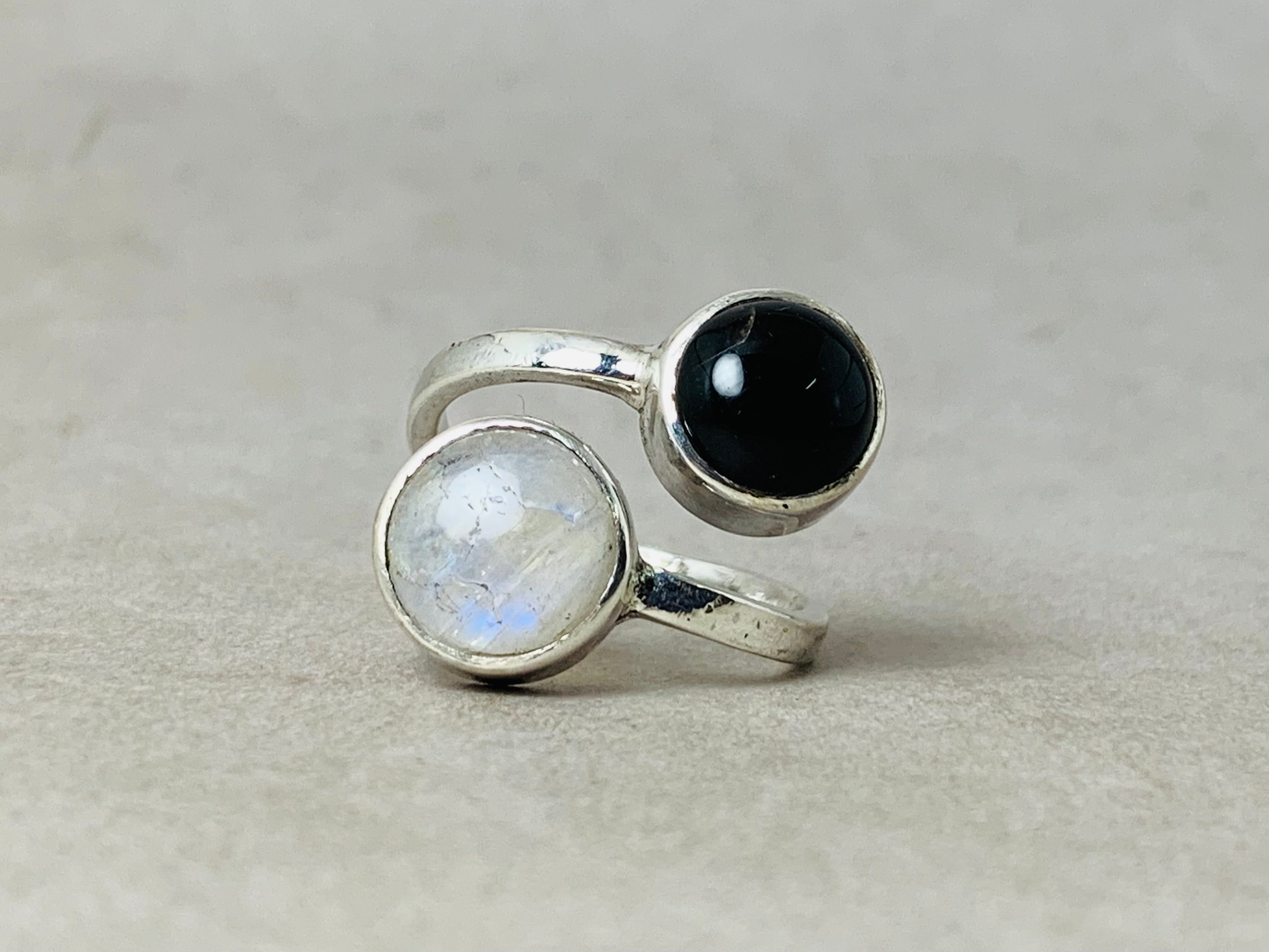 Schwarzer Onyx- und Mondsteinring aus 925er Sterlingsilber, handgemachter Edelsteinring, perfektes Geschenk für sie