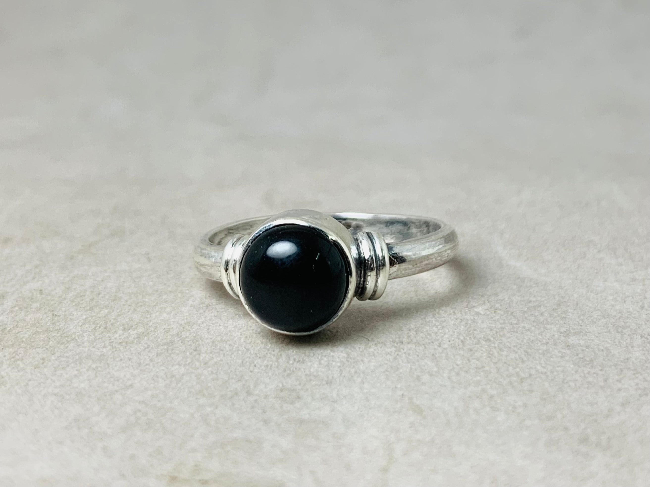 925 Sterling Silber schwarzer Onyx minimalistischer Ring handgemachter Ring schwarzer Edelstein schlichter Ring zarter Ring