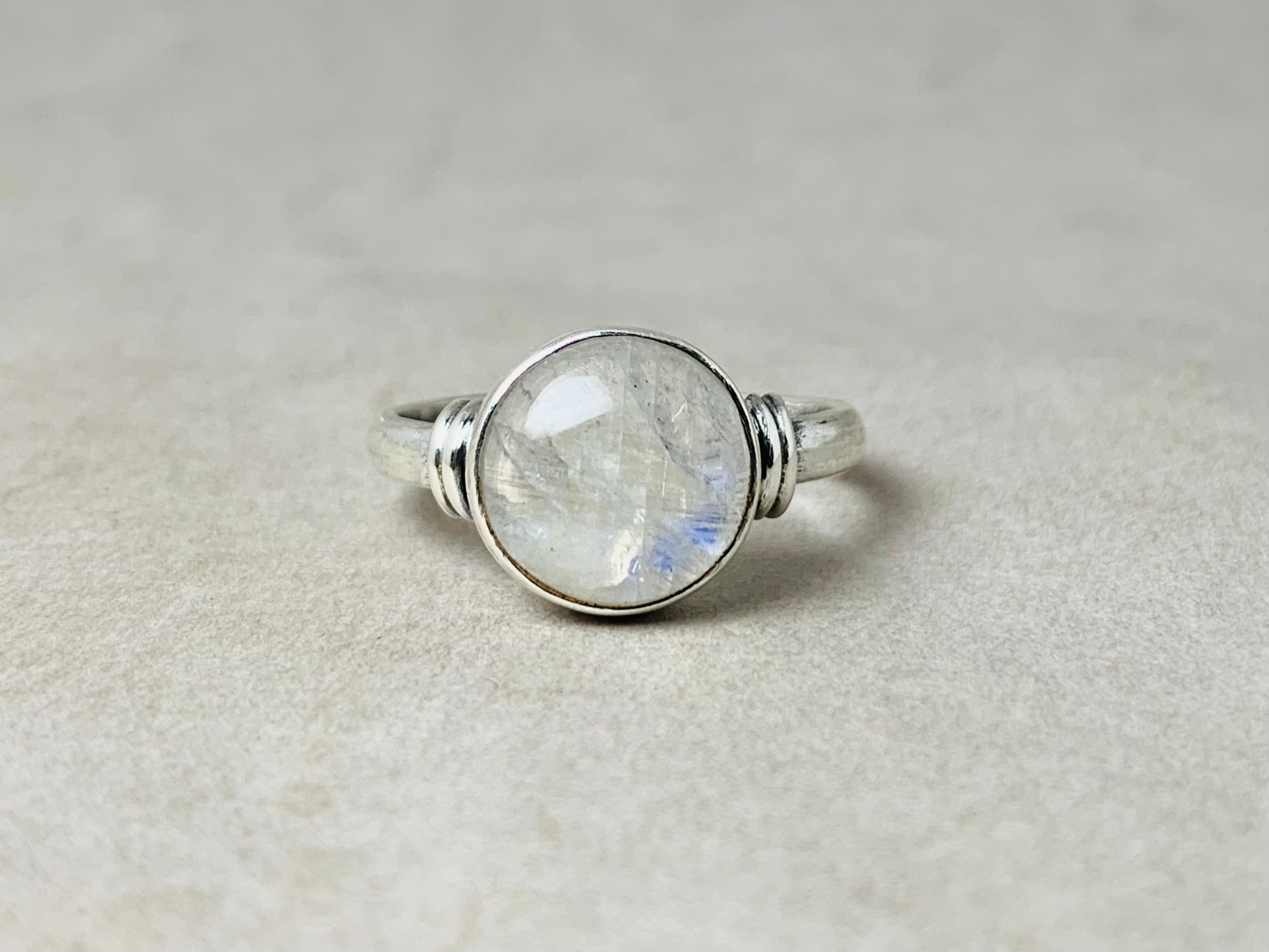 Natur Regenbogen Mondstein Ring 925 Sterling Silber Blauer Feuer Mondstein Ring für Frauen Zierlicher Ring Handgemacht