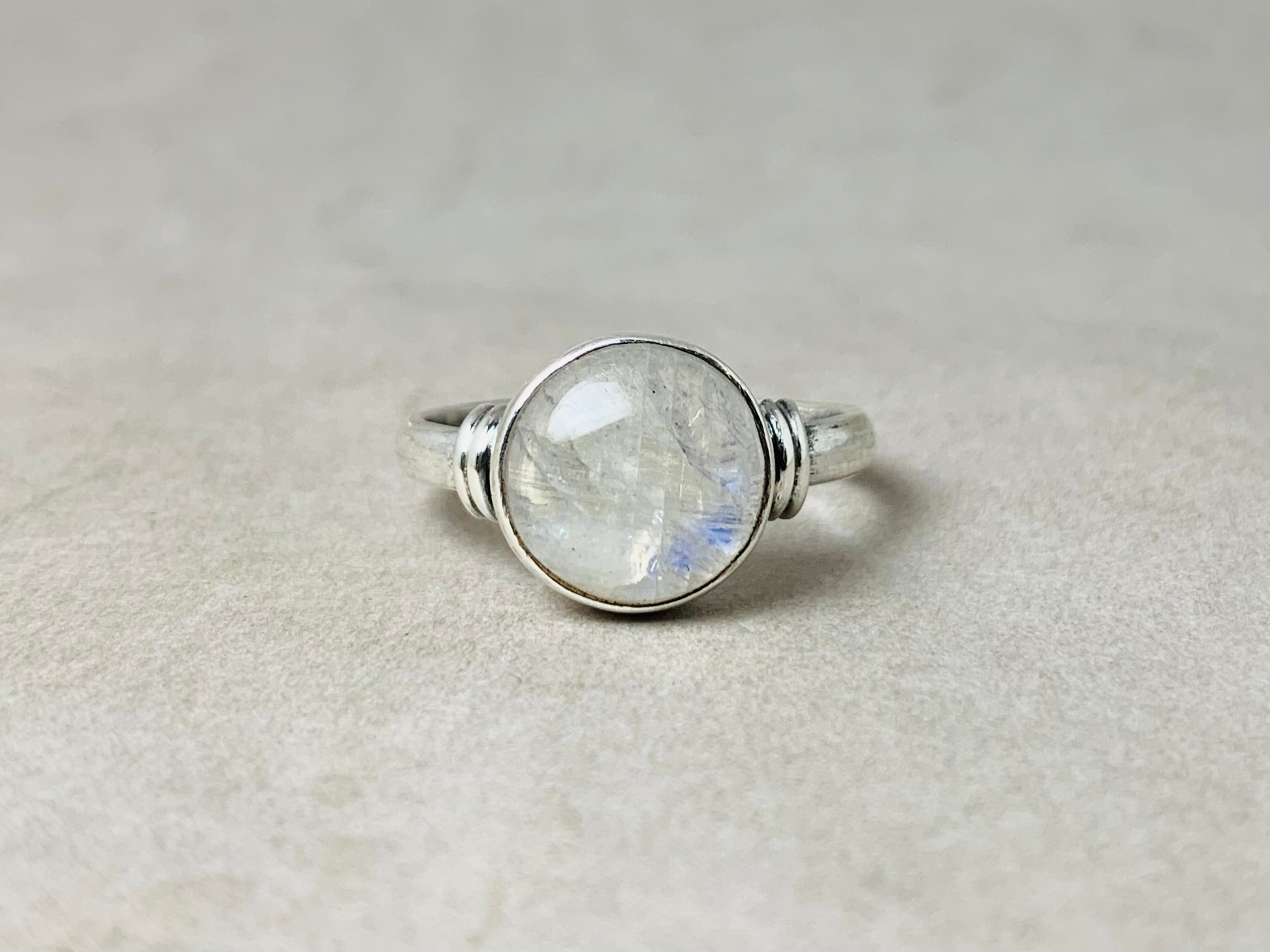 Natur Regenbogen Mondstein Ring 925 Sterling Silber Blauer Feuer Mondstein Ring für Frauen Zierlicher Ring Handgemacht