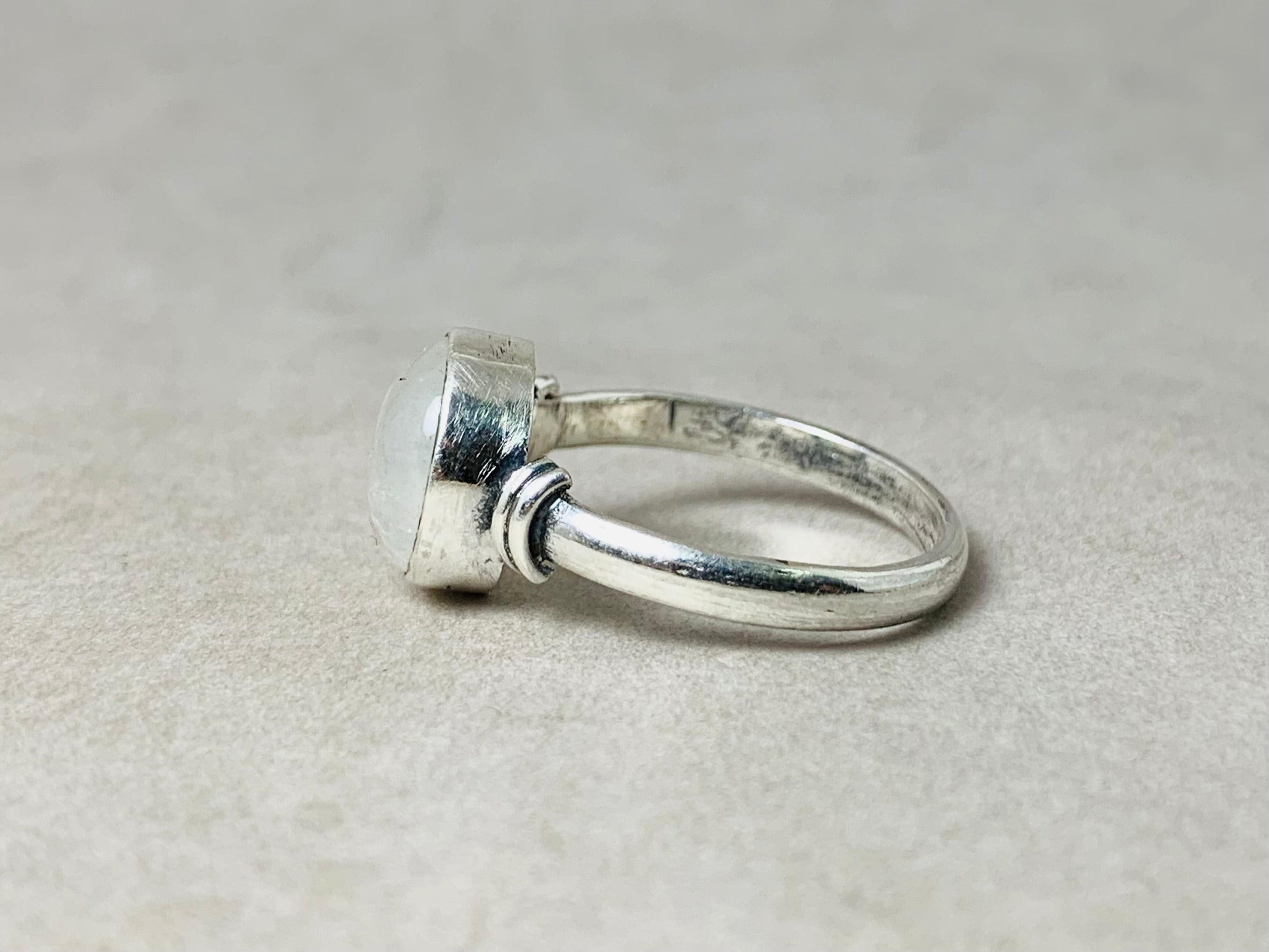 Natur Regenbogen Mondstein Ring 925 Sterling Silber Blauer Feuer Mondstein Ring für Frauen Zierlicher Ring Handgemacht
