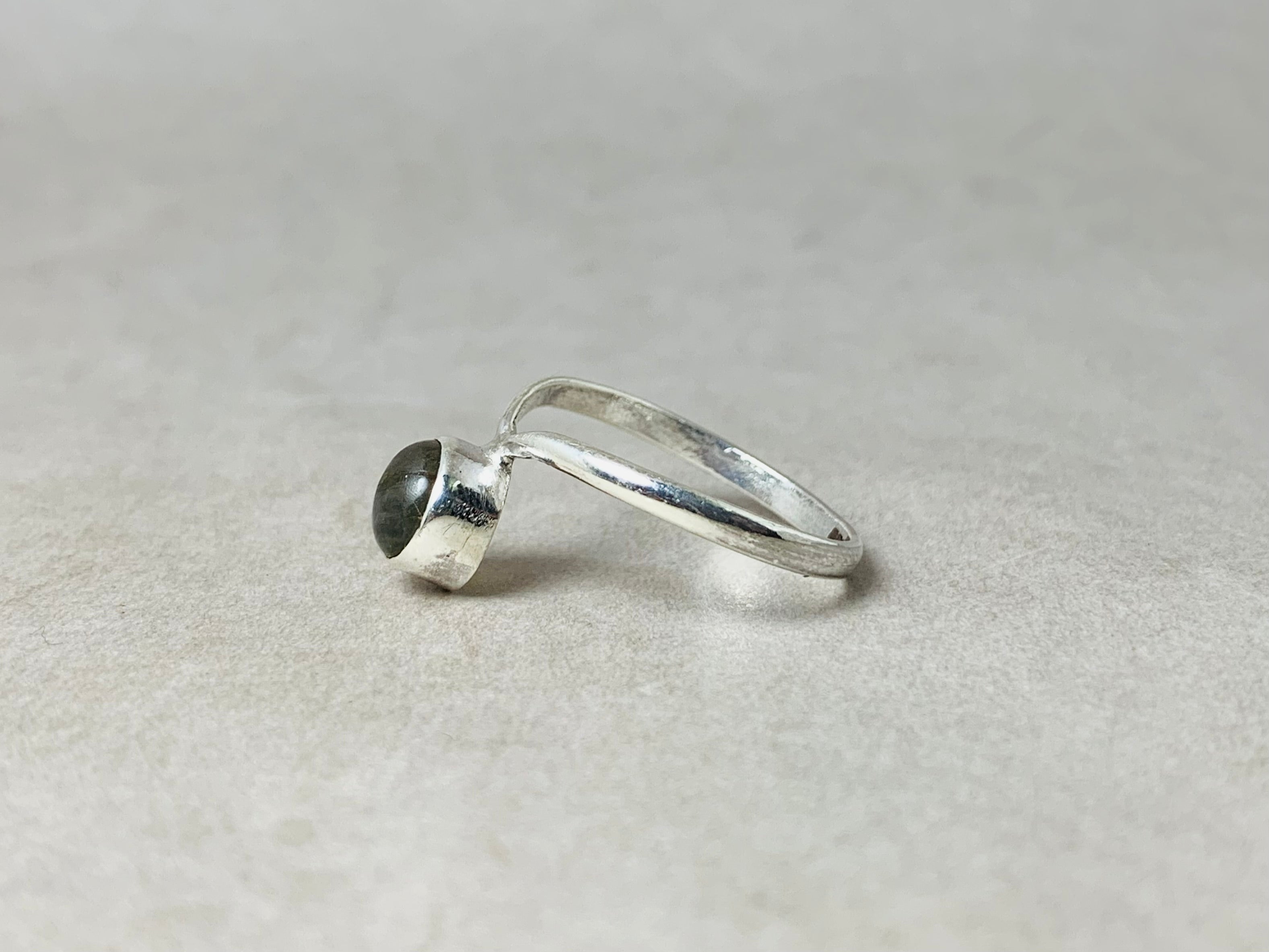 Runder Labradorit-Edelsteinring 925 Silberring Handgemachter Stapelring Bohemian Ring Zarter Ring Geschenk für sie
