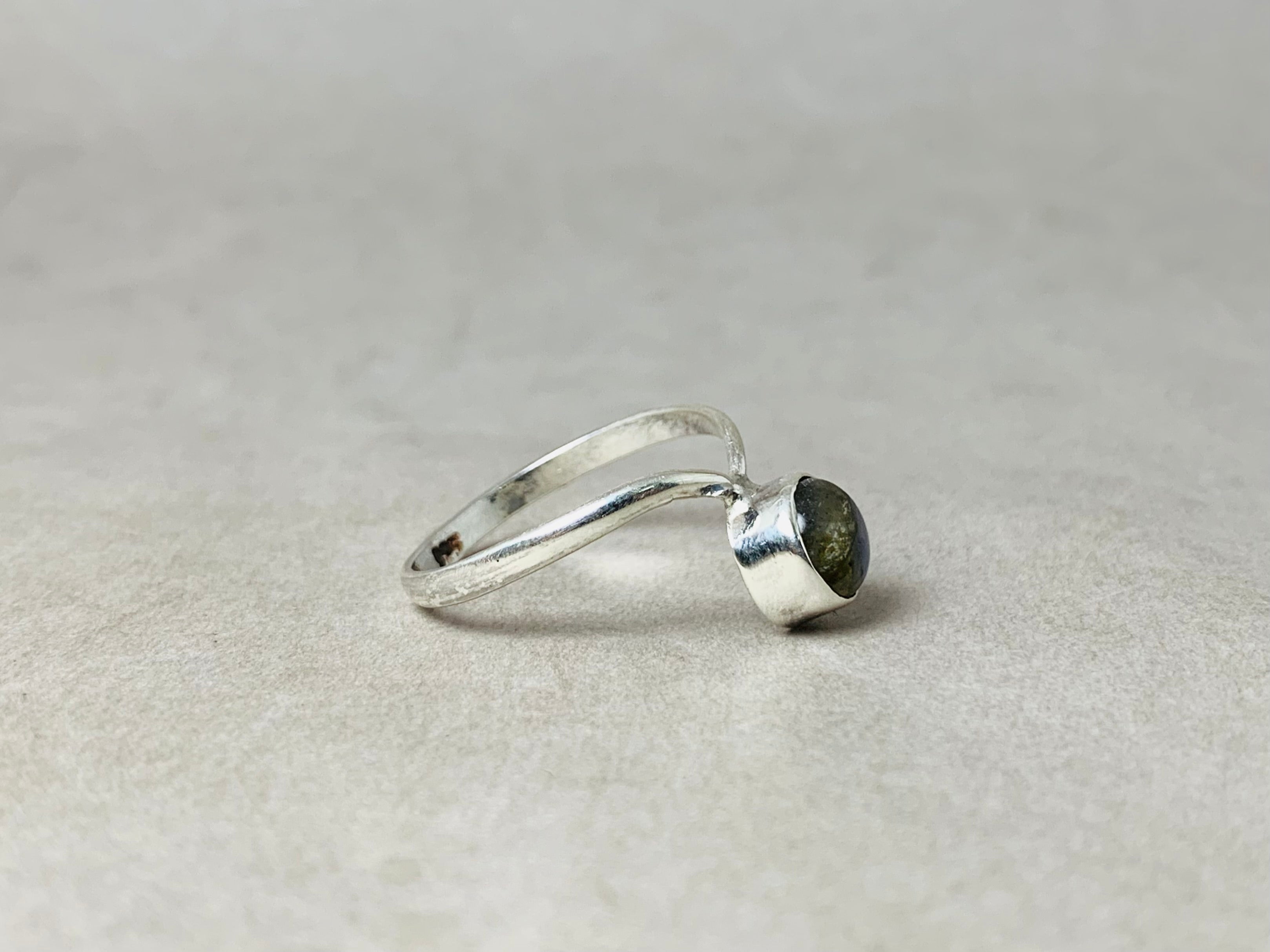 Runder Labradorit-Edelsteinring 925 Silberring Handgemachter Stapelring Bohemian Ring Zarter Ring Geschenk für sie