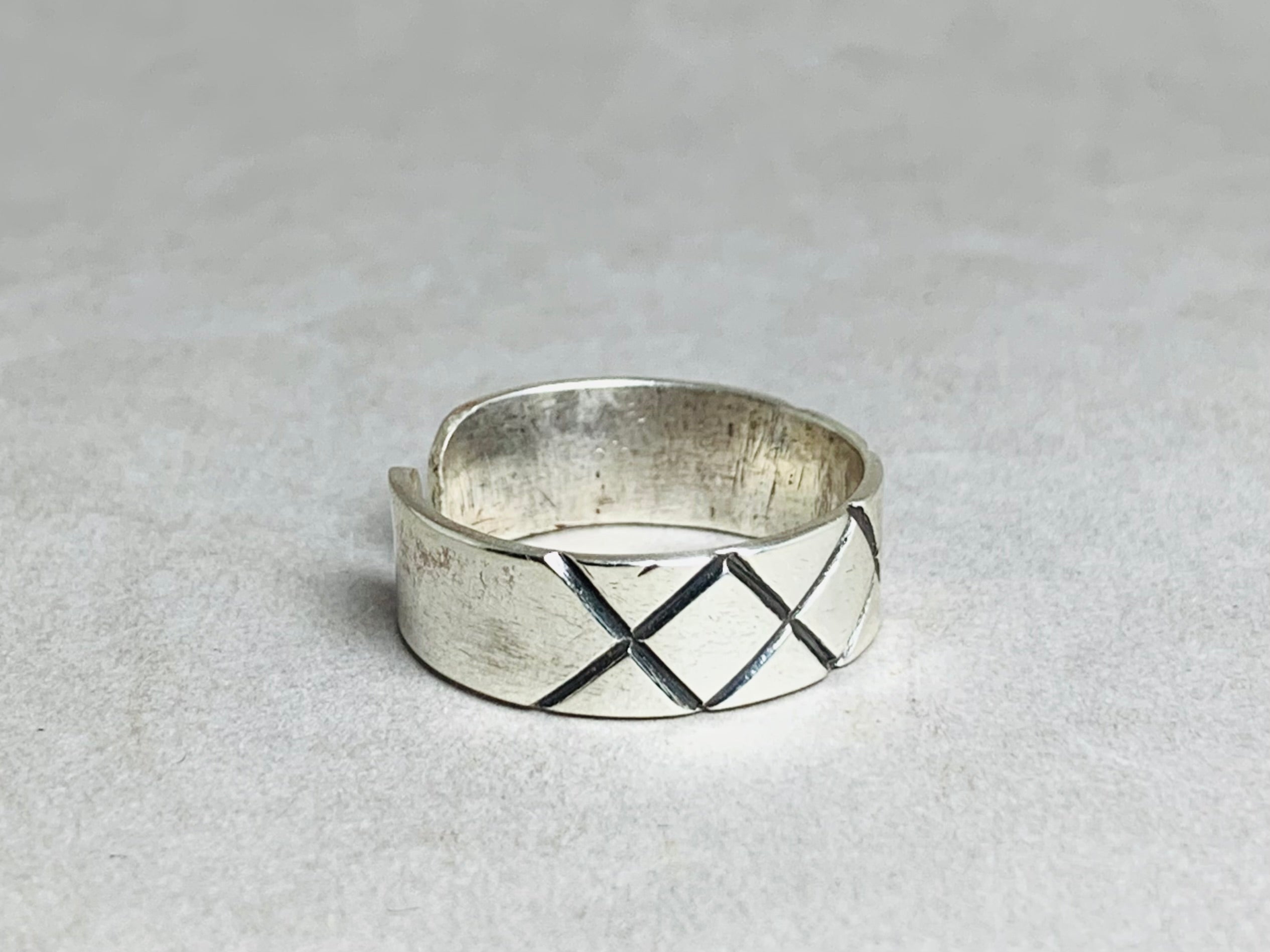 Strukturierter Bandring 925er Silberring Verstellbarer Ring Oxidierter Ring Minimalistischer Alltags-Statement-Ring Handgemachter Ring