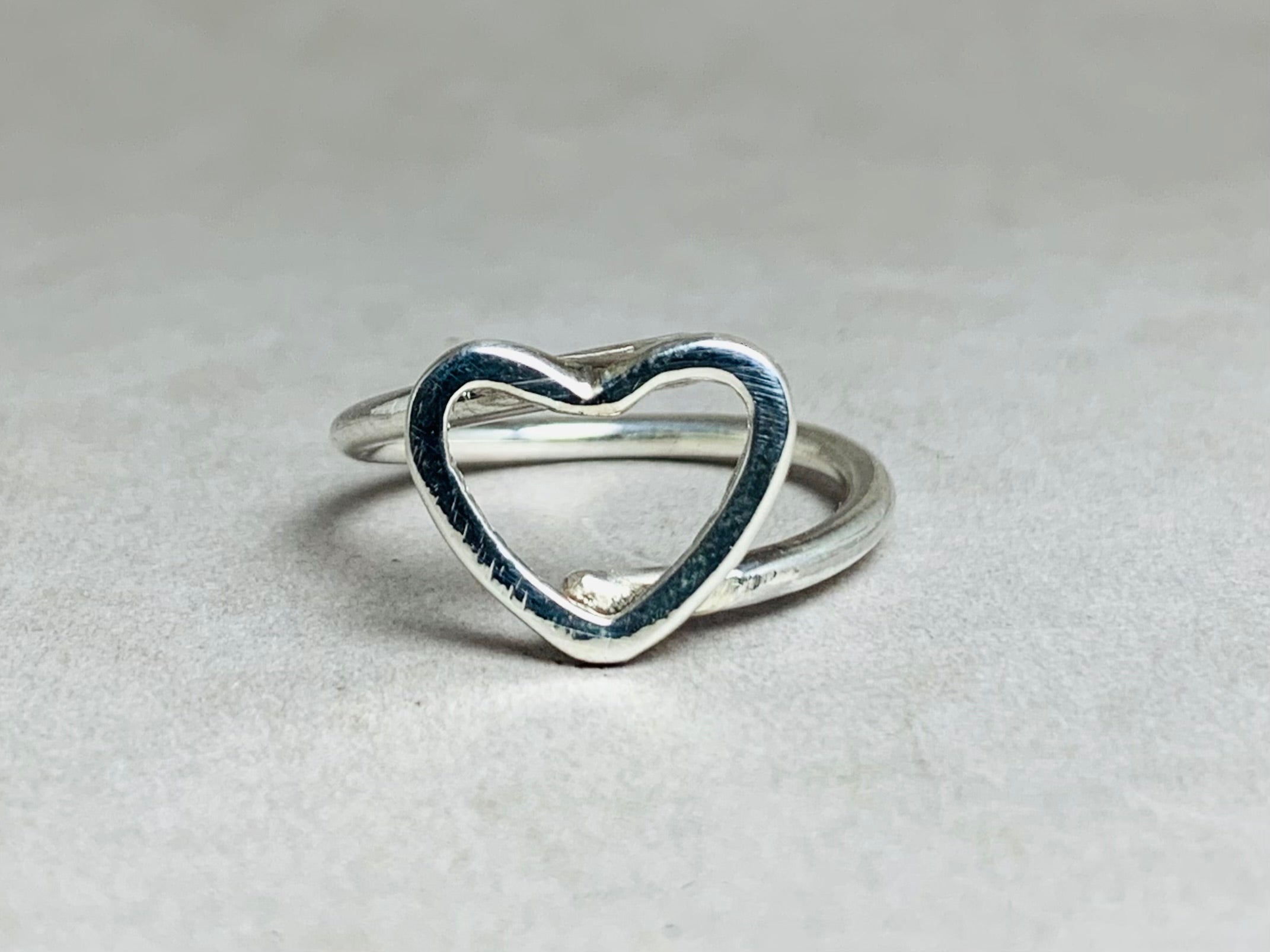 Herzring 925er Massivsilberring Minimalistischer Stapelring Zarter Ring Geschenk für Frauen Verlobungsring Liebesring