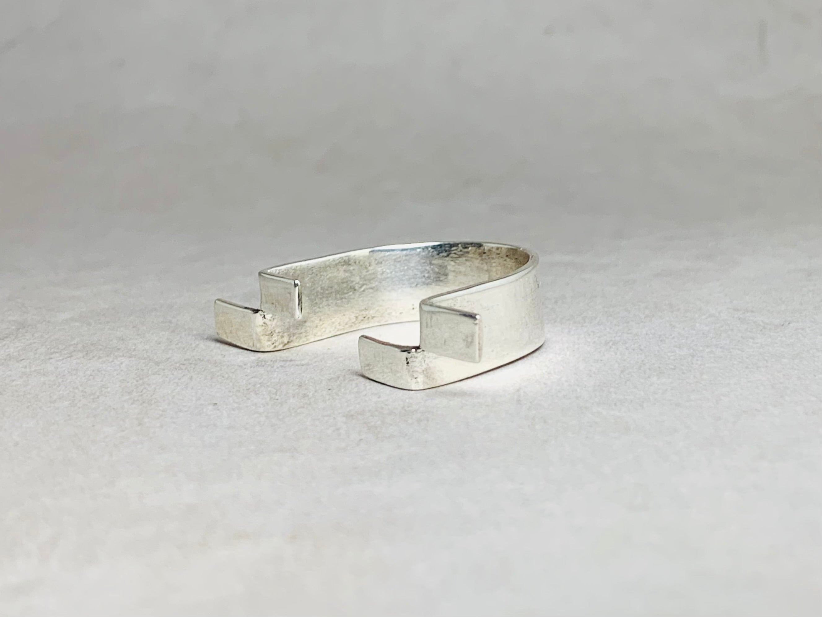 Offener Bandring 925 Silberring Handgemachter moderner Ring Einfacher Alltagsring Zwei-Stäbe-Ring Einzigartiger Ring