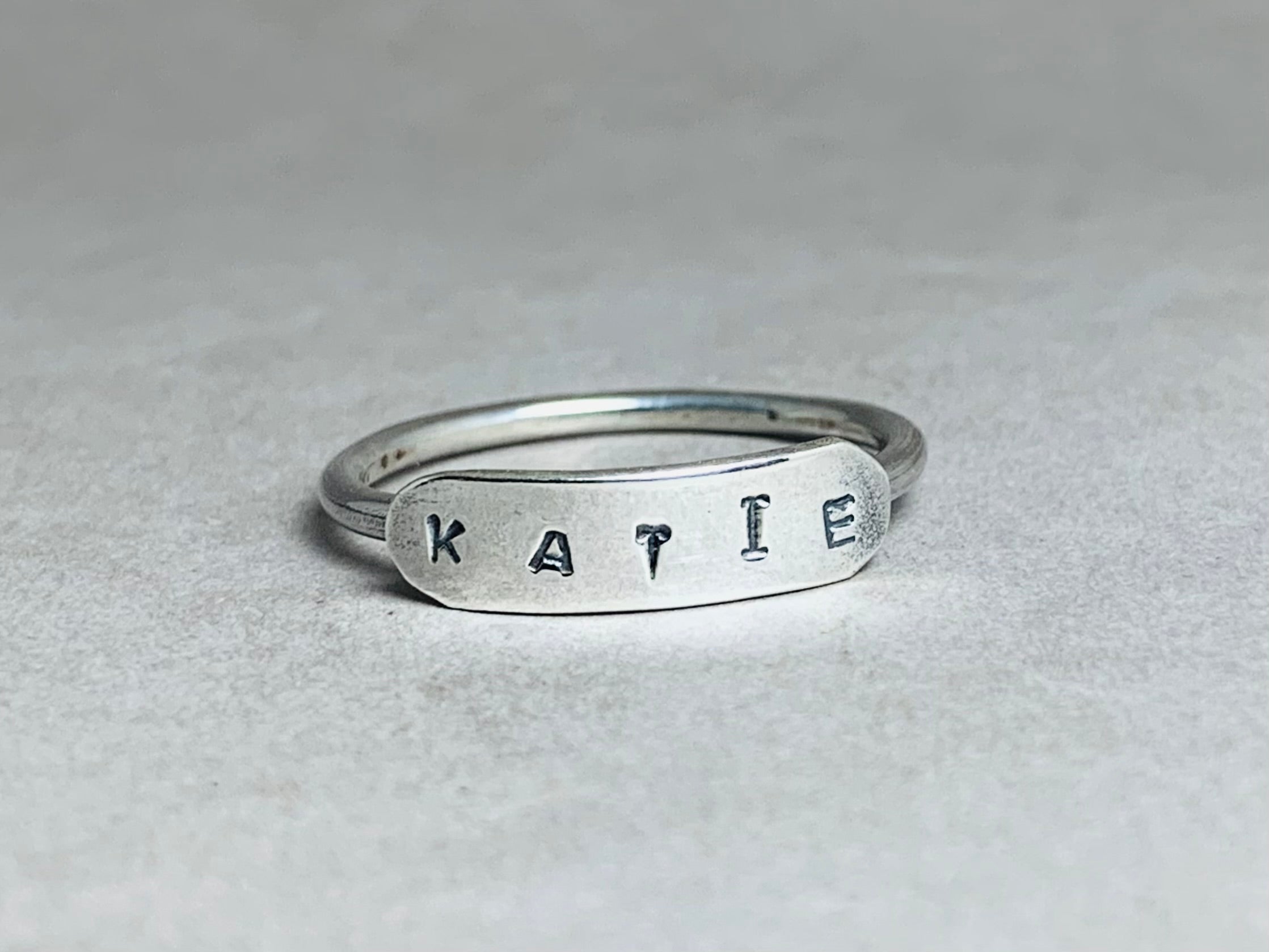 925er Silberring Dünner Stapelring Maßgefertigter Ring Zarter Namensring Schmaler Custom Ring Gravierter Ring