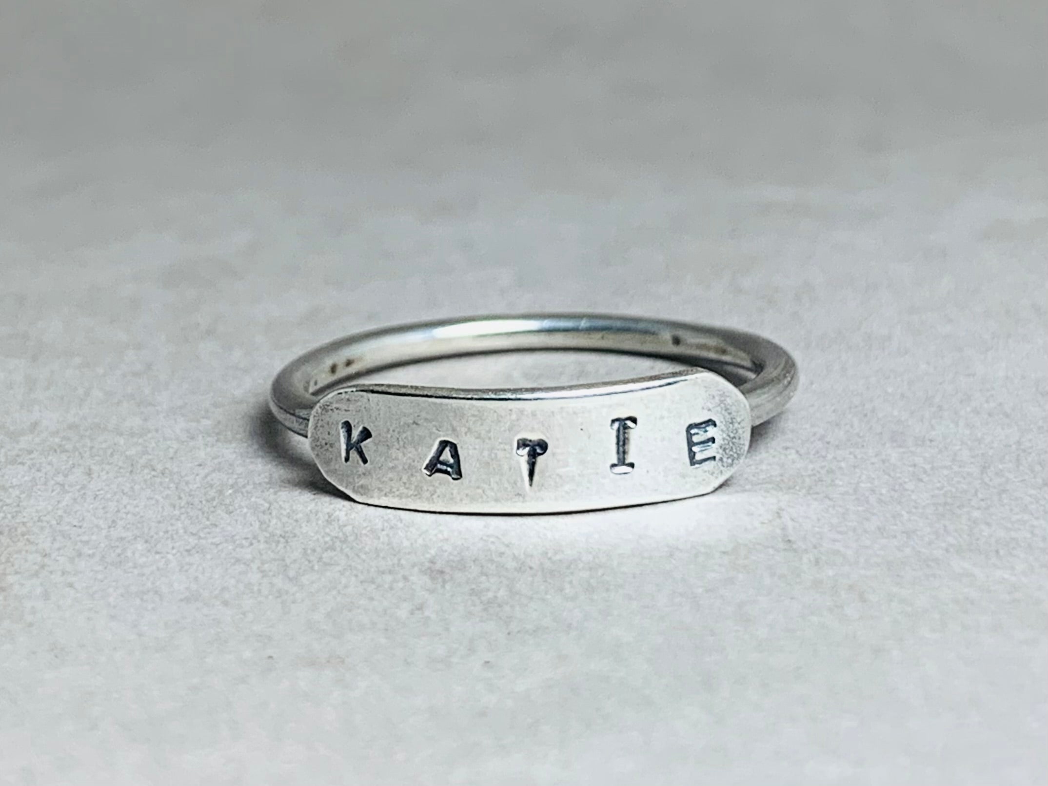 925er Silberring Dünner Stapelring Maßgefertigter Ring Zarter Namensring Schmaler Custom Ring Gravierter Ring