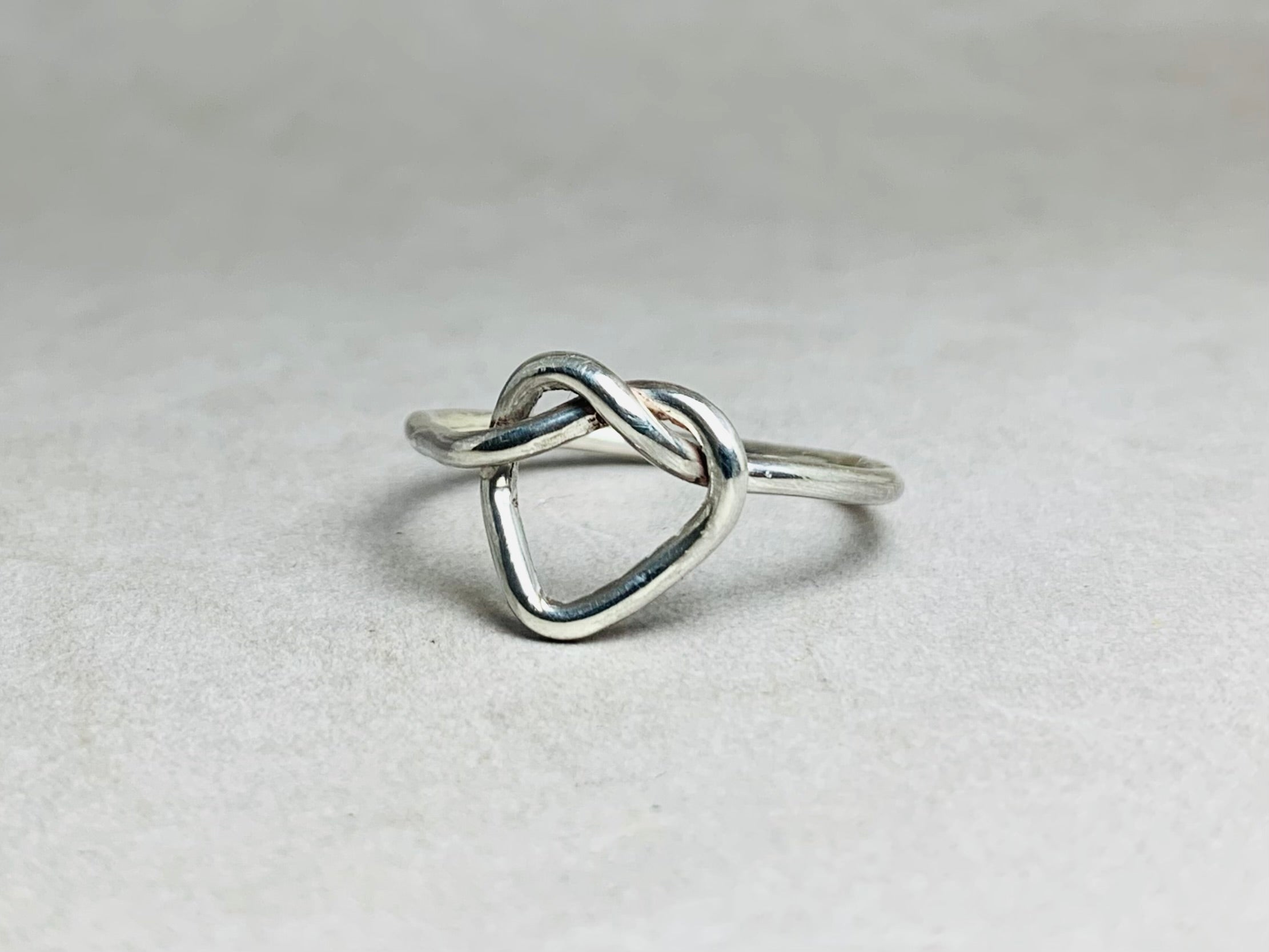 Silberner Knotenring 925 Sterling Silber Herz Knotenring Zarter Verlobungsring Alltagsring Infinity Herz Ring