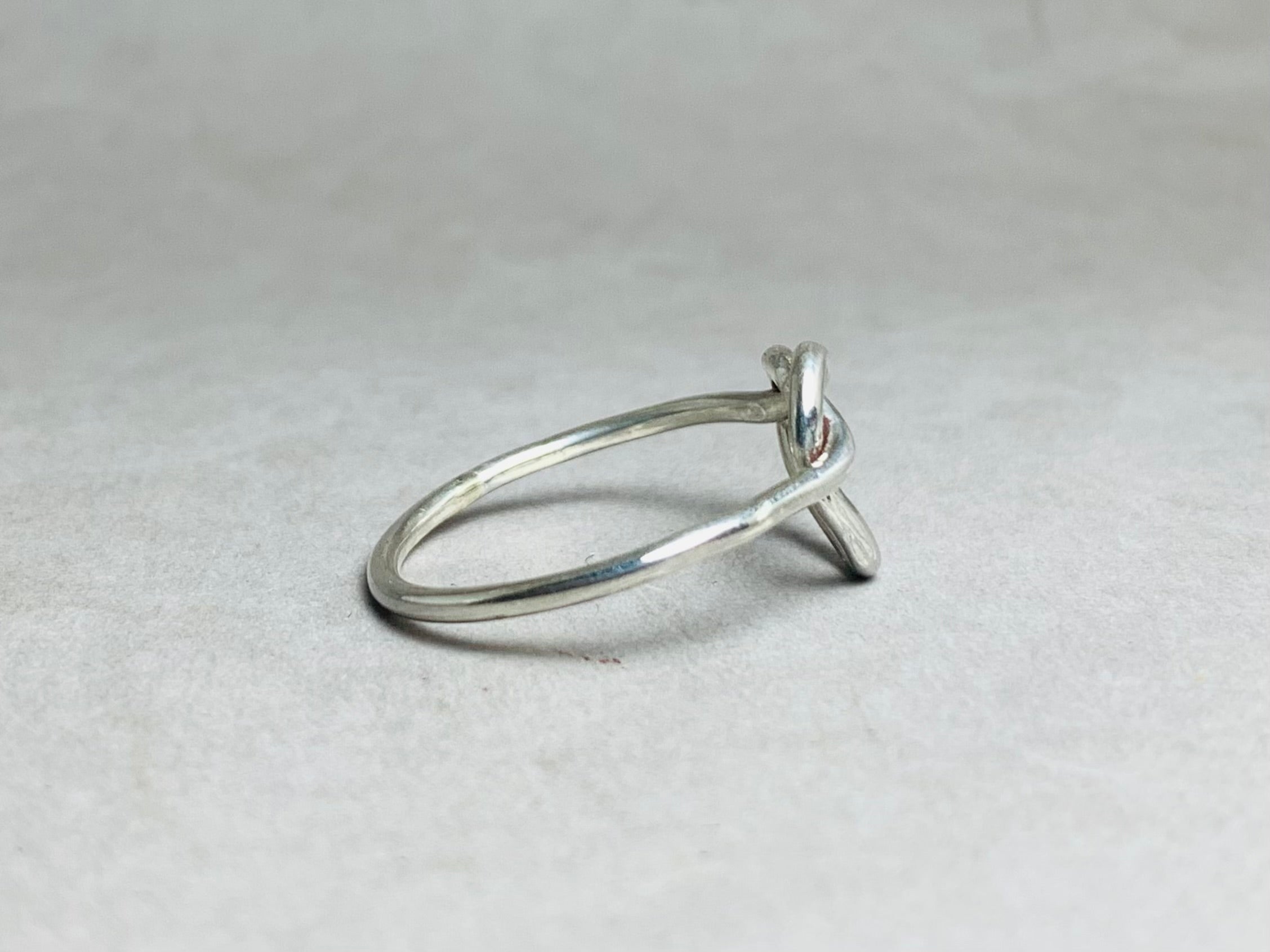 Silberner Knotenring 925 Sterling Silber Herz Knotenring Zarter Verlobungsring Alltagsring Infinity Herz Ring