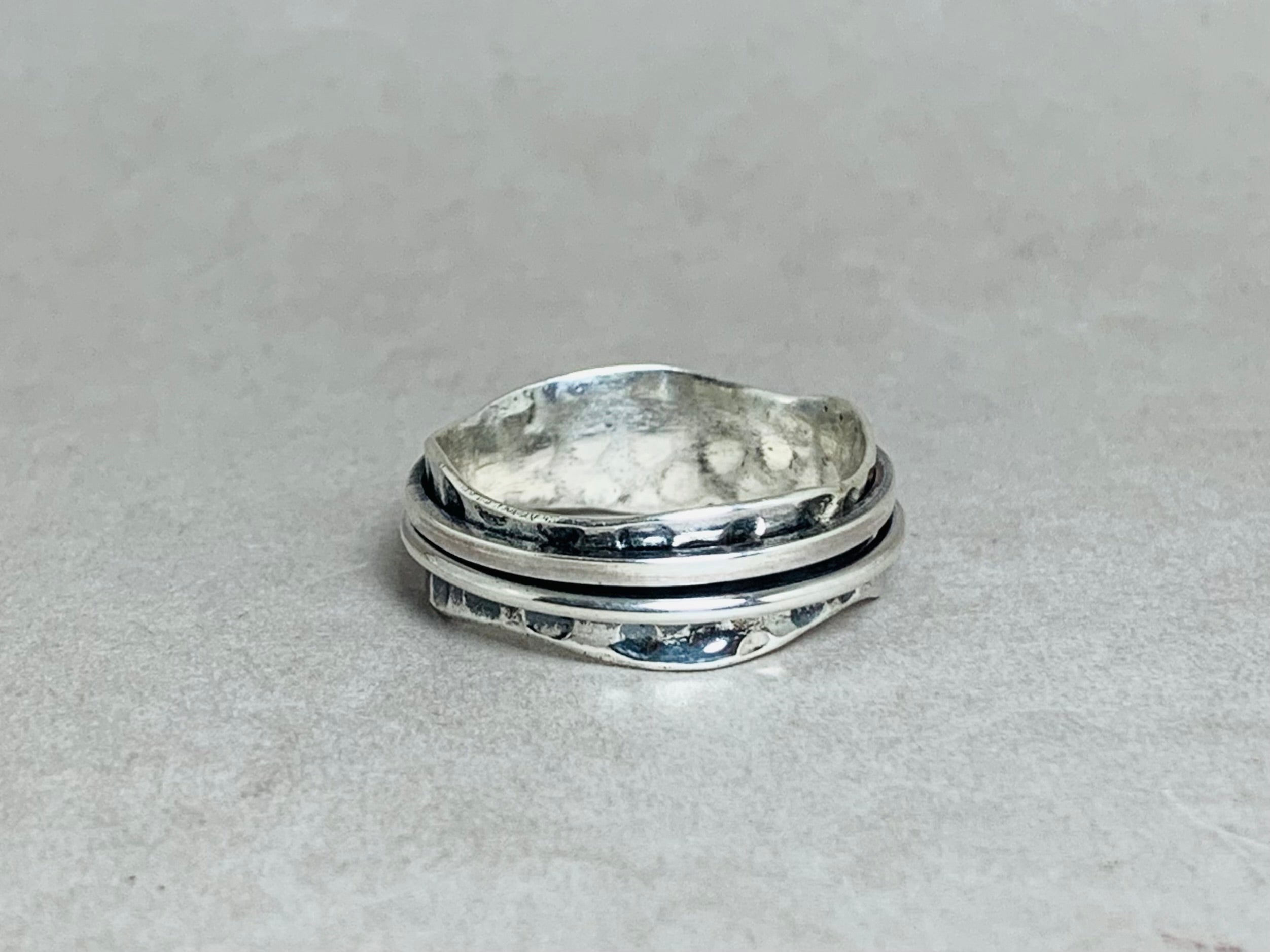 Gehämmerter Spinnerring 925 Sterling Silber Ring Handgefertigter Meditationsring Gehämmerter Ring Ring für den Alltag Geschenkideen