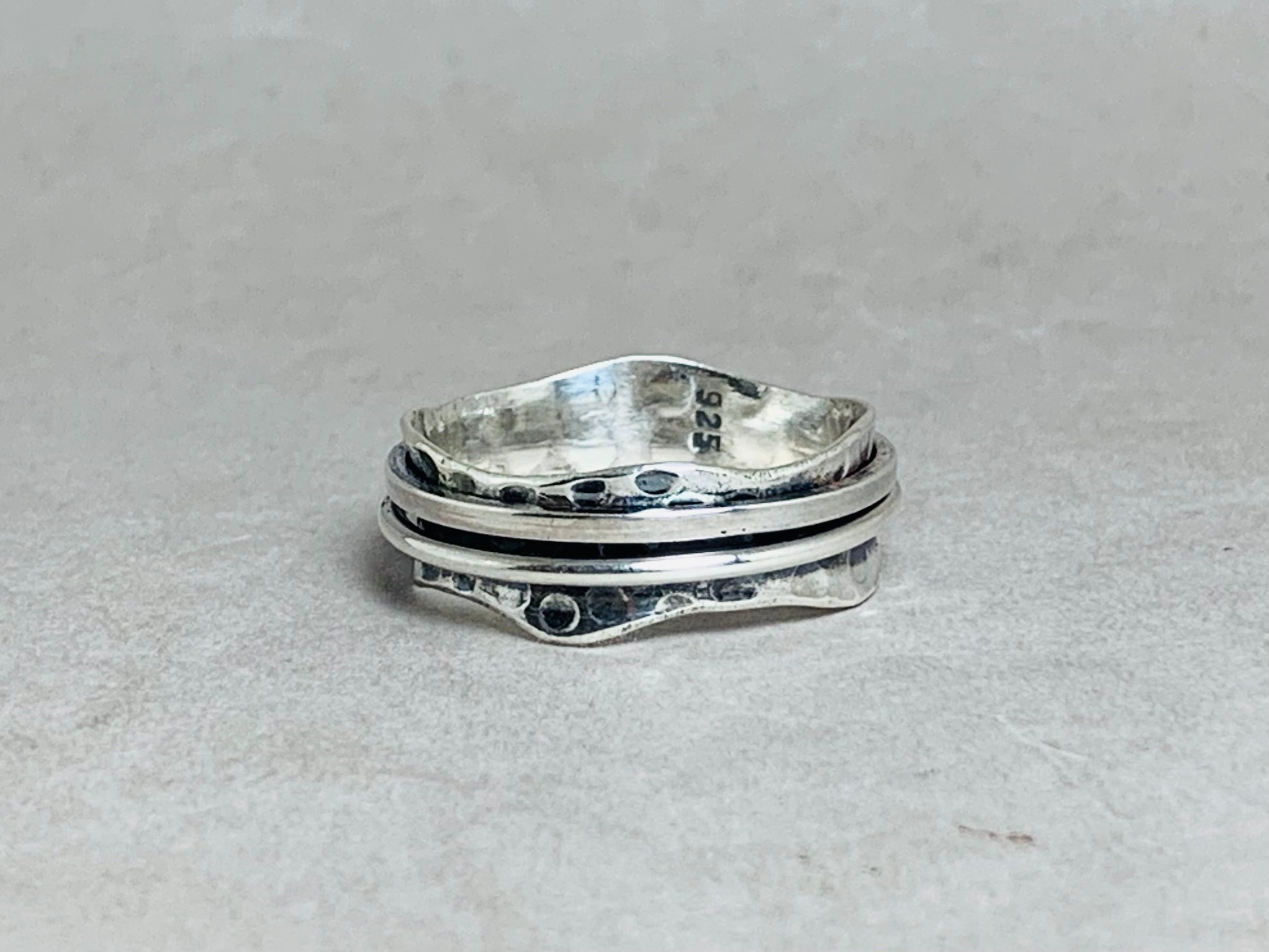 Gehämmerter Spinnerring 925 Sterling Silber Ring Handgefertigter Meditationsring Gehämmerter Ring Ring für den Alltag Geschenkideen