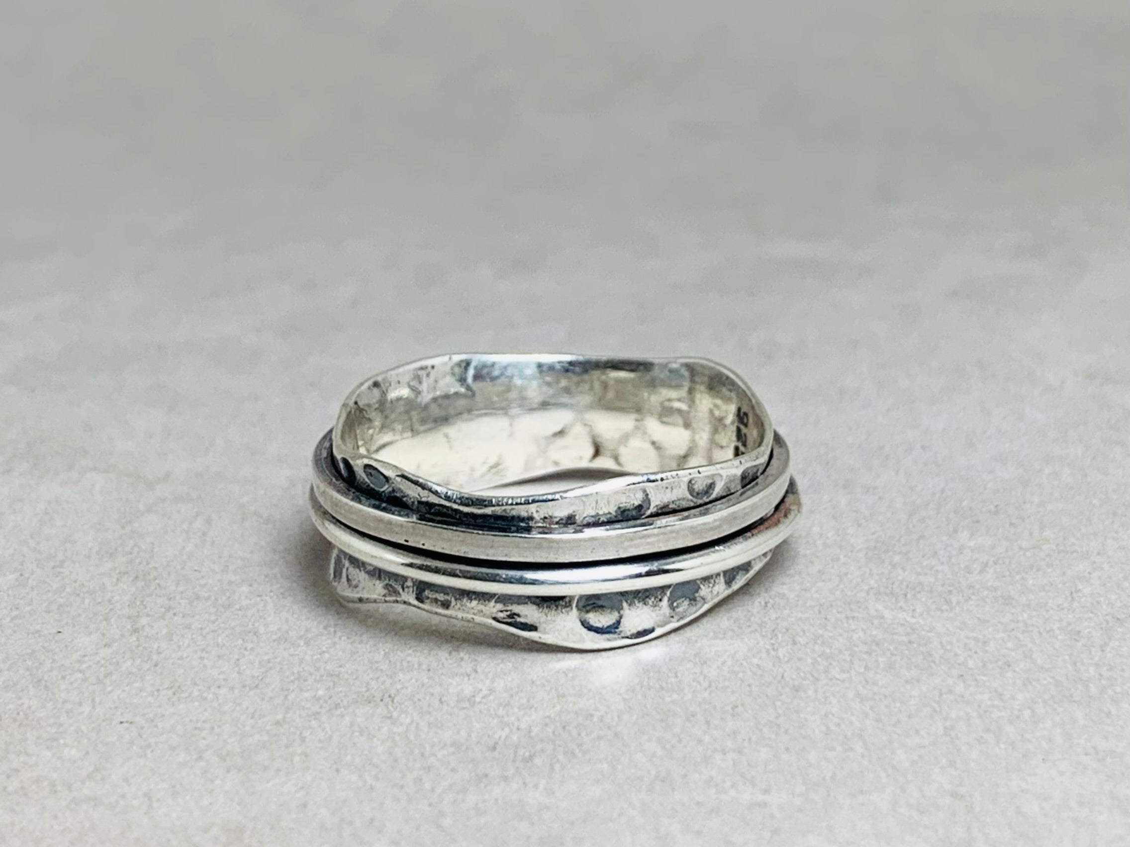 Gehämmerter Spinnerring 925 Sterling Silber Ring Handgefertigter Meditationsring Gehämmerter Ring Ring für den Alltag Geschenkideen