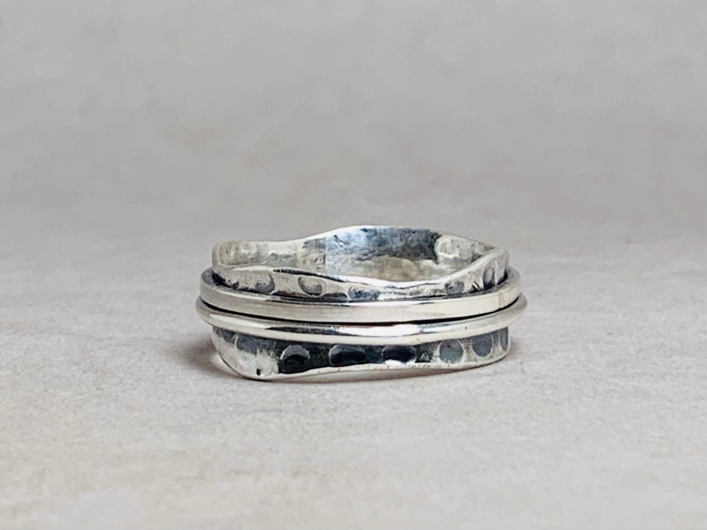 Gehämmerter Spinnerring 925 Sterling Silber Ring Handgefertigter Meditationsring Gehämmerter Ring Ring für den Alltag Geschenkideen