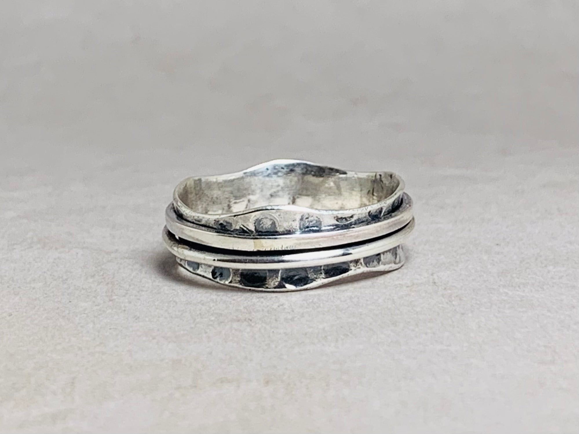 Gehämmerter Spinnerring 925 Sterling Silber Ring Handgefertigter Meditationsring Gehämmerter Ring Ring für den Alltag Geschenkideen
