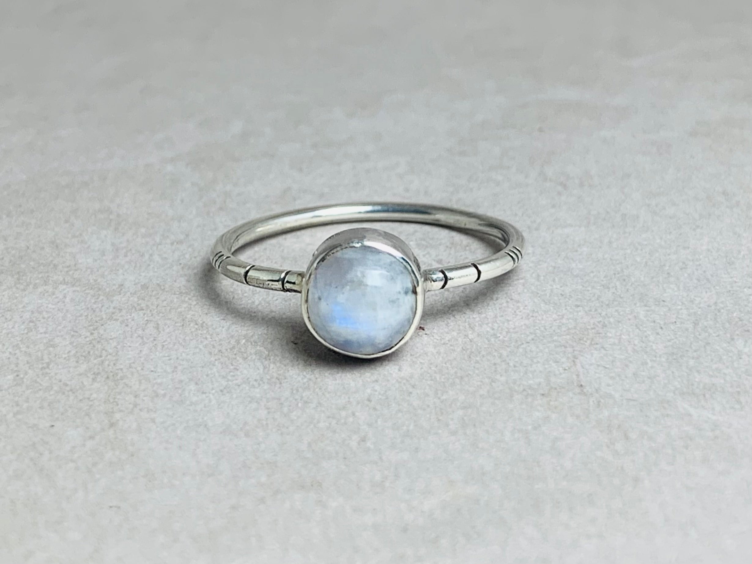 Winziger Mondsteinring 925 Silberring Handgefertigter Alltagsring Edelsteinring Boho Schlichter Ring