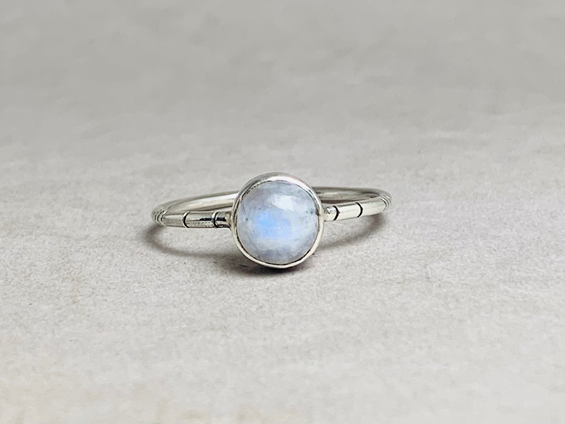 Winziger Mondsteinring 925 Silberring Handgefertigter Alltagsring Edelsteinring Boho Schlichter Ring